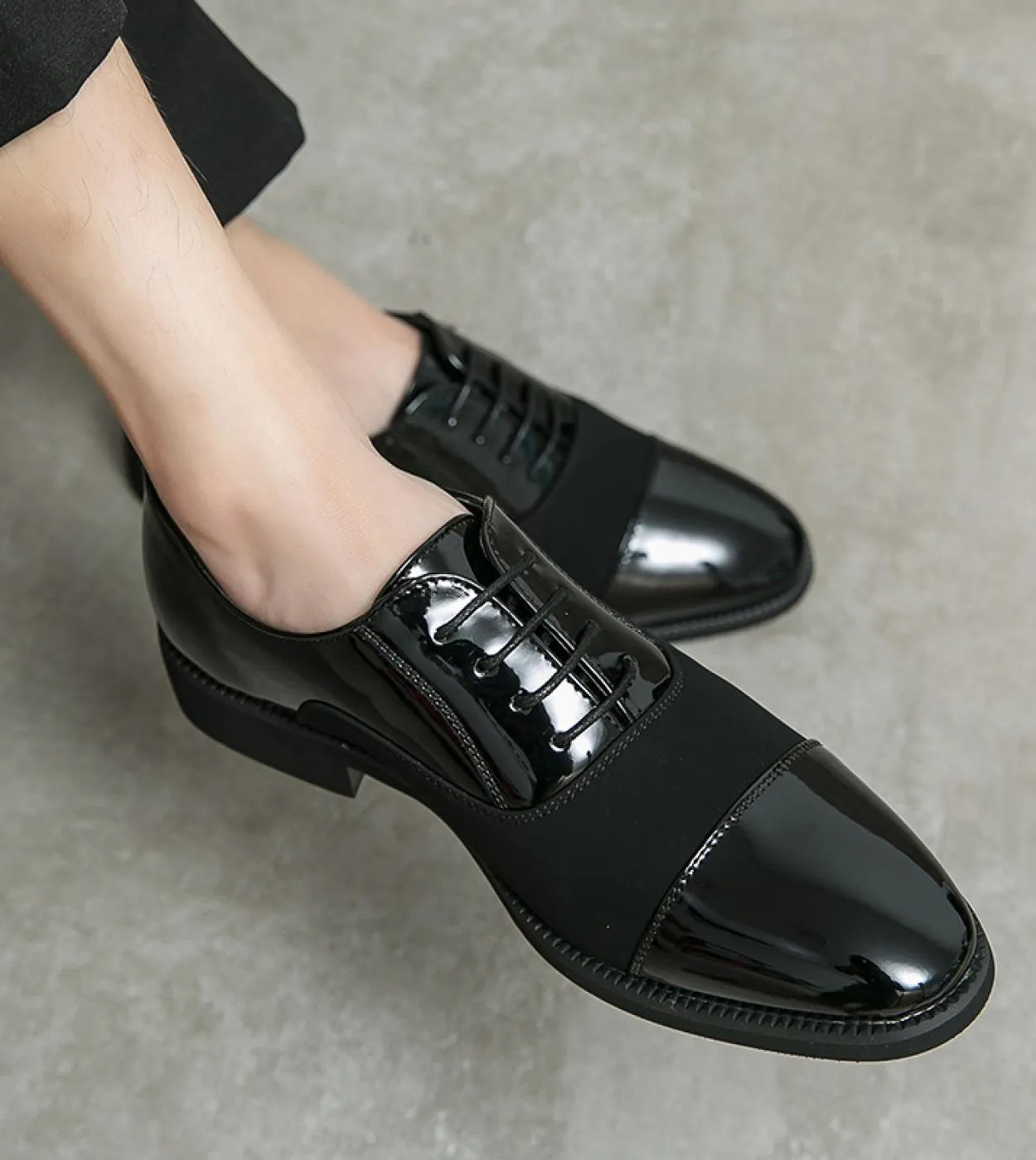 2022 Scarpe formali da uomo Abito da sposa Scarpe in pelle Moda uomo Scarpe basse Scarpe da uomo Oxford a punta retrò originali