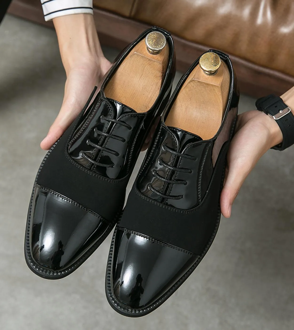 2022 Scarpe formali da uomo Abito da sposa Scarpe in pelle Moda uomo Scarpe basse Scarpe da uomo Oxford a punta retrò originali