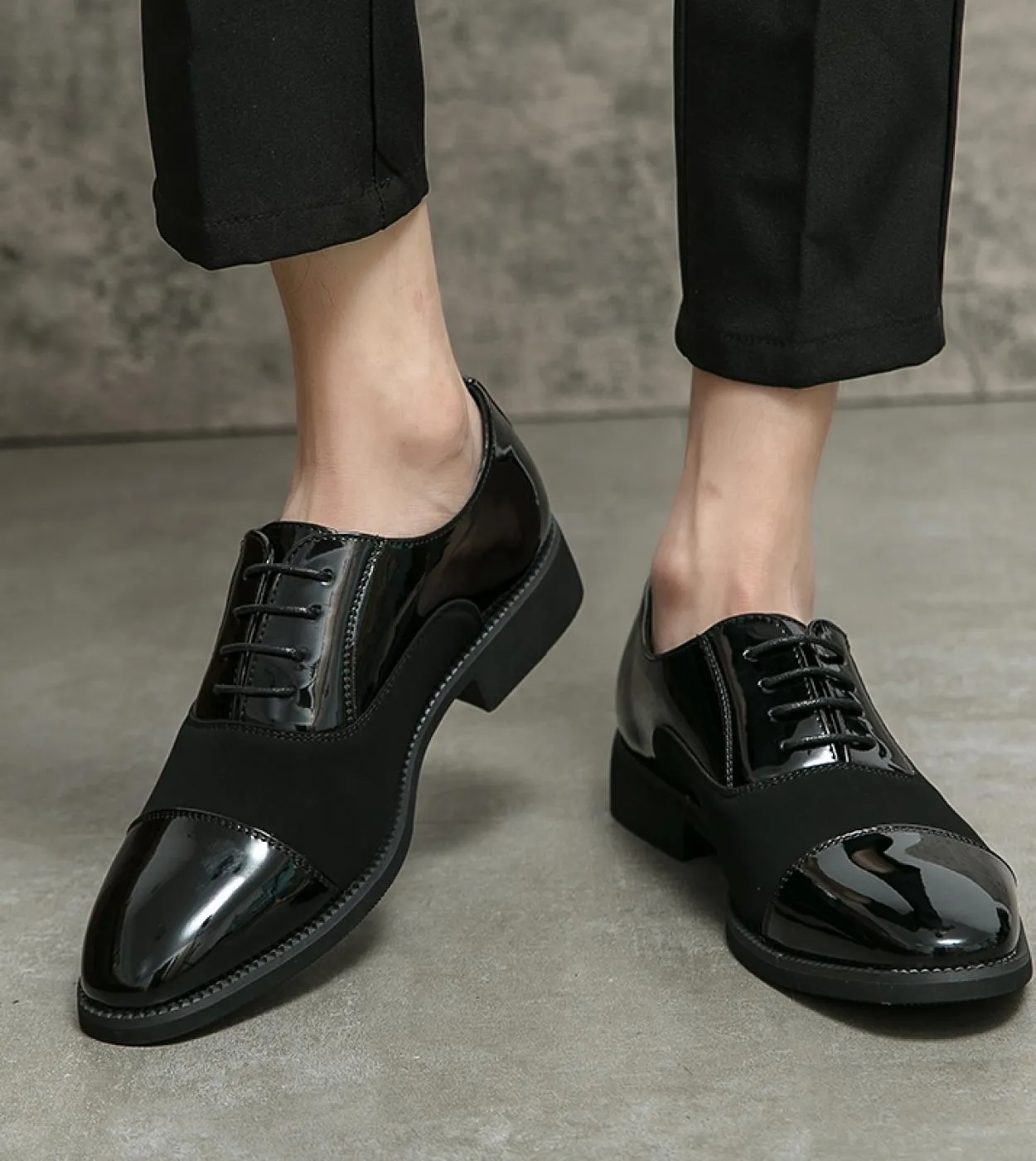 2022 Scarpe formali da uomo Abito da sposa Scarpe in pelle Moda uomo Scarpe basse Scarpe da uomo Oxford a punta retrò originali