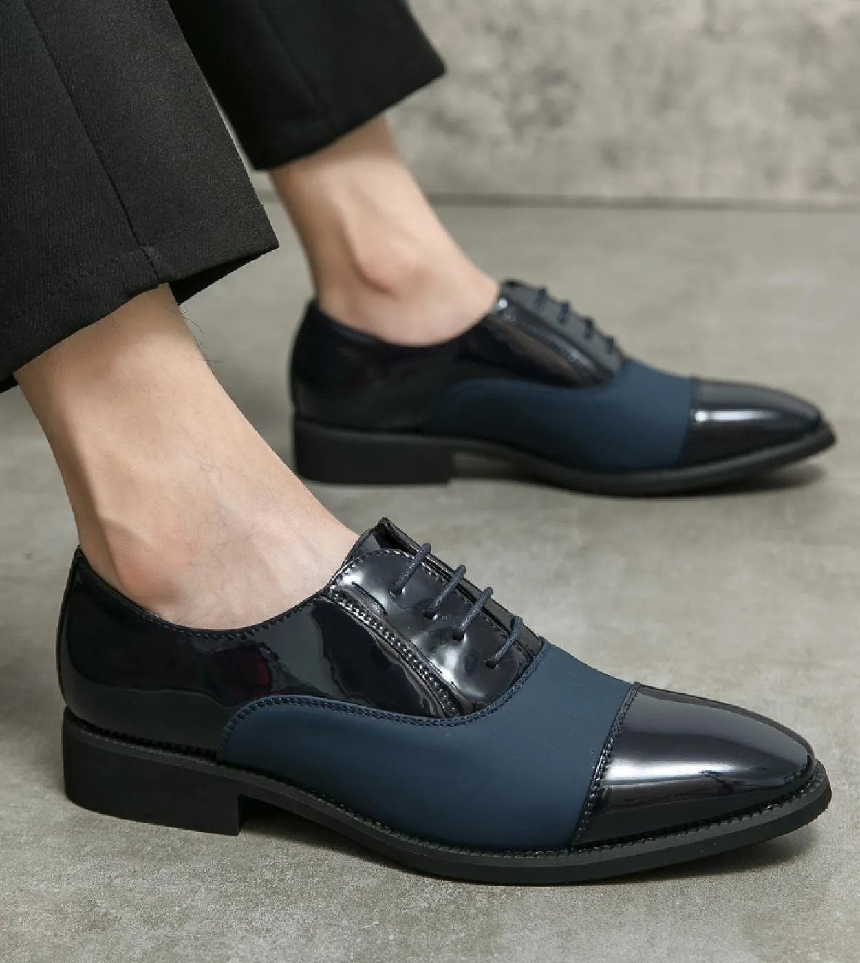 2022 Scarpe formali da uomo Abito da sposa Scarpe in pelle Moda uomo Scarpe basse Scarpe da uomo Oxford a punta retrò originali