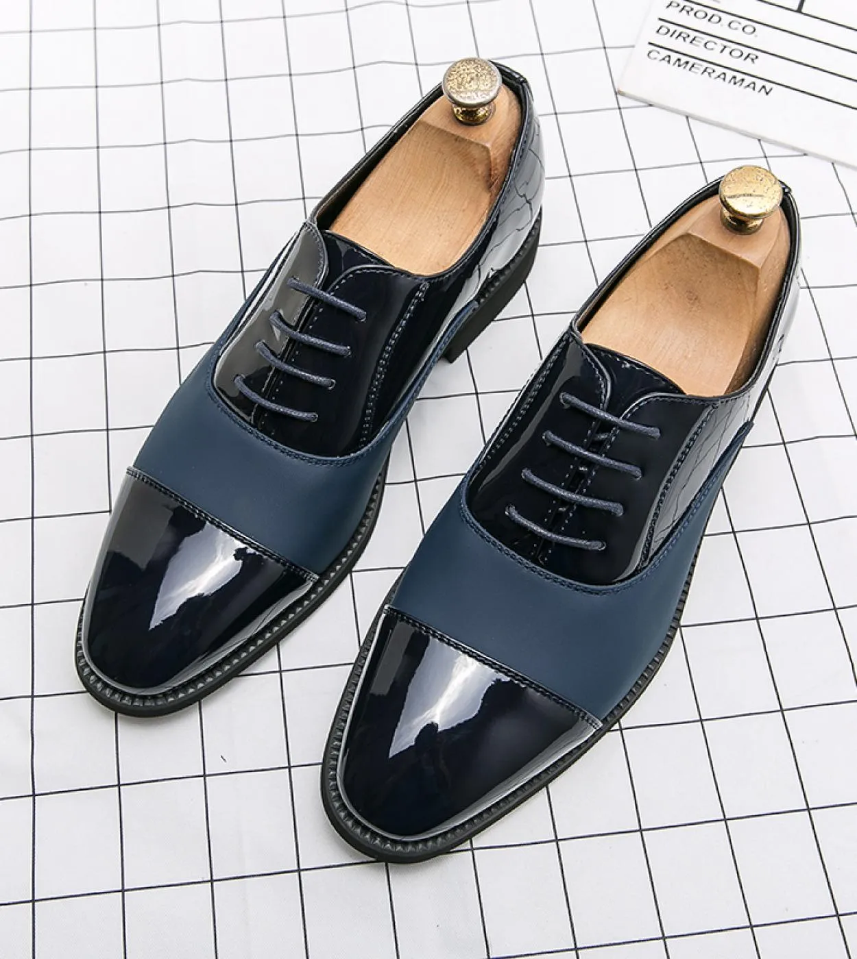 2022 Scarpe formali da uomo Abito da sposa Scarpe in pelle Moda uomo Scarpe basse Scarpe da uomo Oxford a punta retrò originali