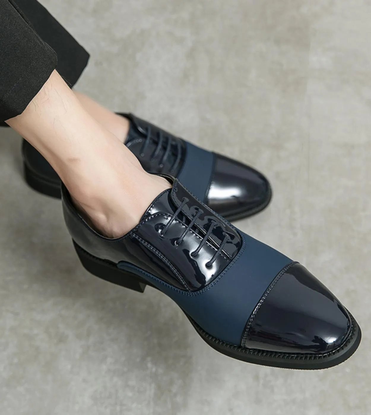 2022 Scarpe formali da uomo Abito da sposa Scarpe in pelle Moda uomo Scarpe basse Scarpe da uomo Oxford a punta retrò originali