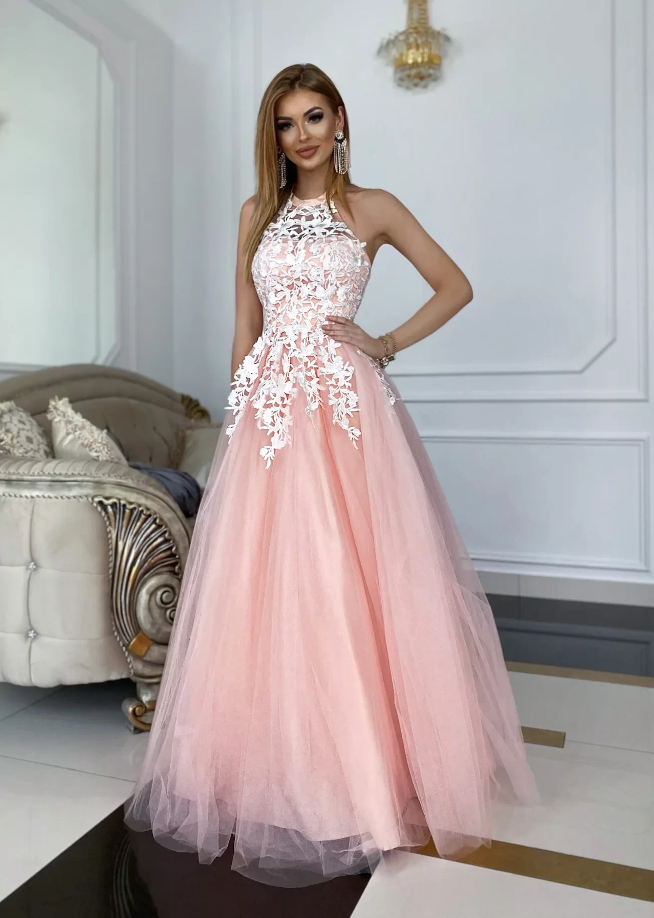 Abito con ampia gonna in tulle e pizzo