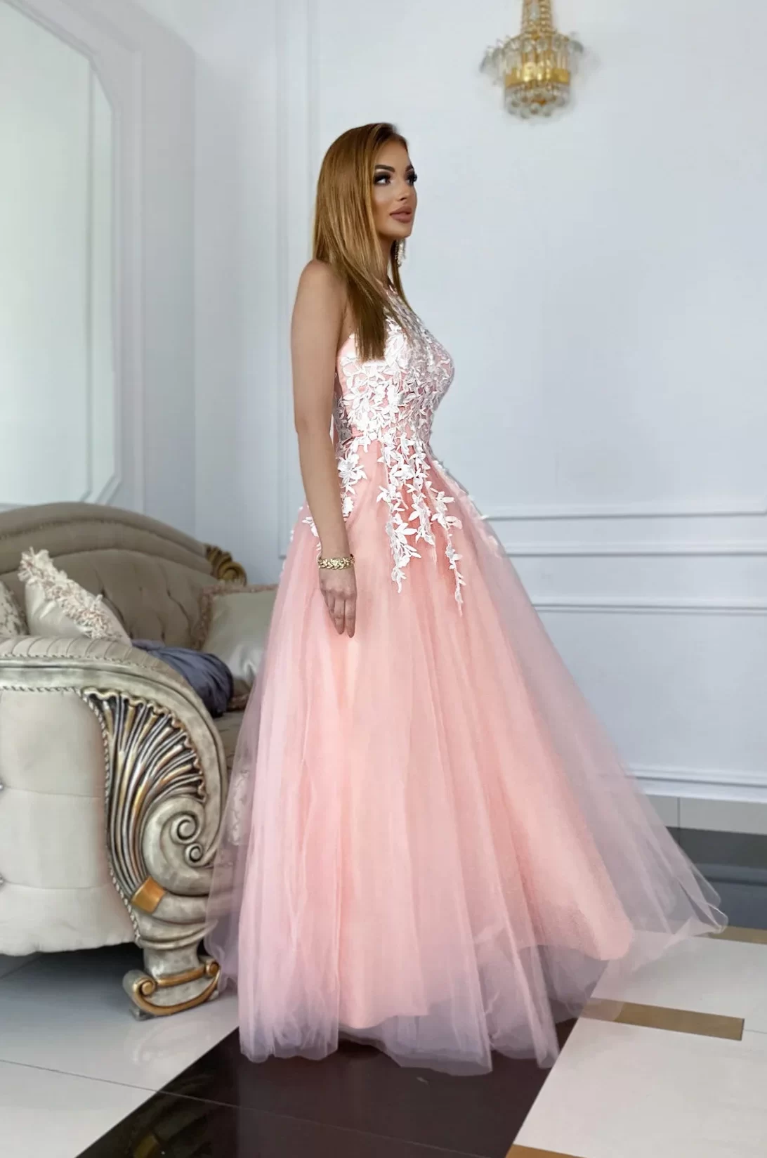 Abito con ampia gonna in tulle e pizzo