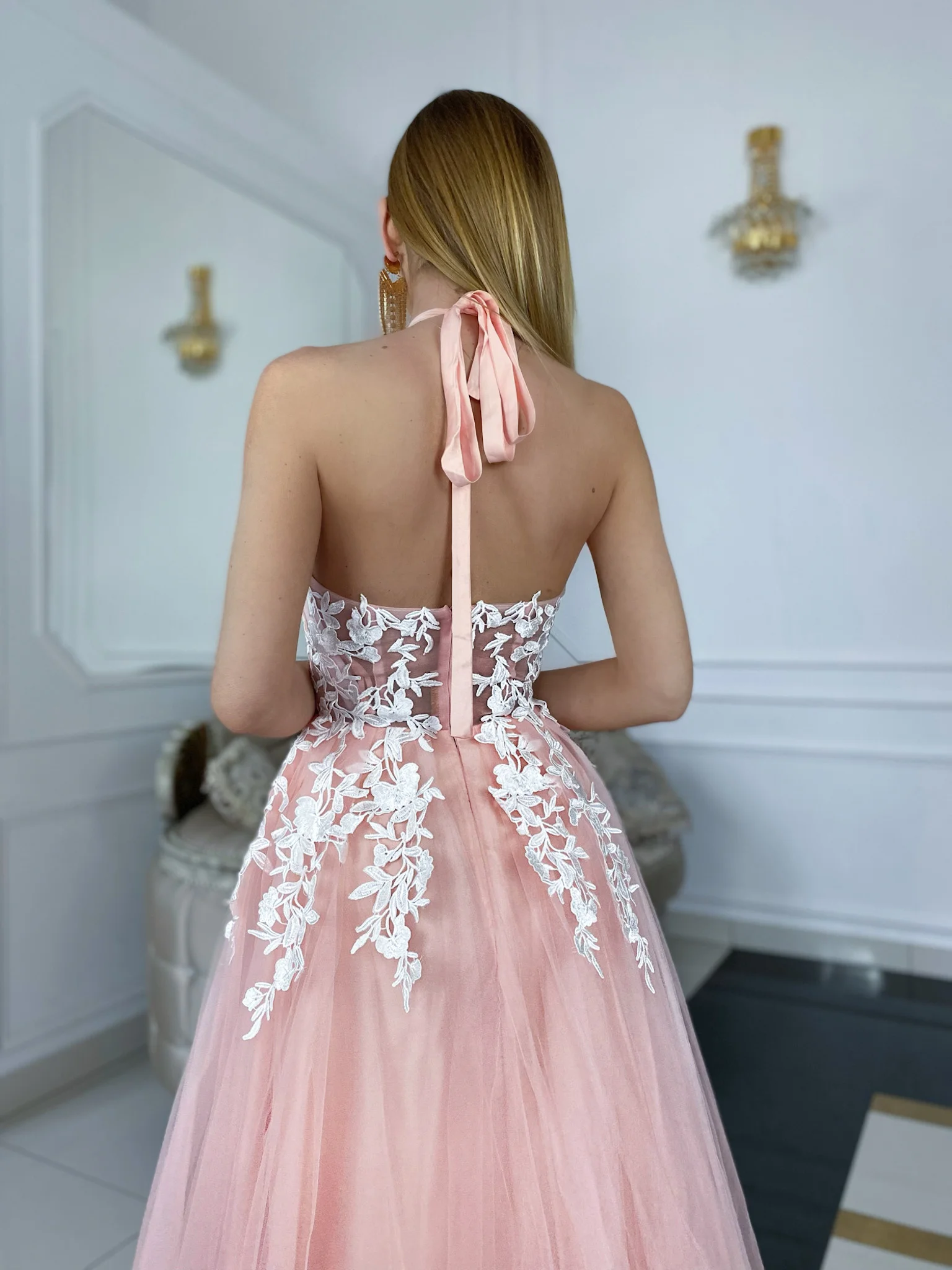 Abito con ampia gonna in tulle e pizzo