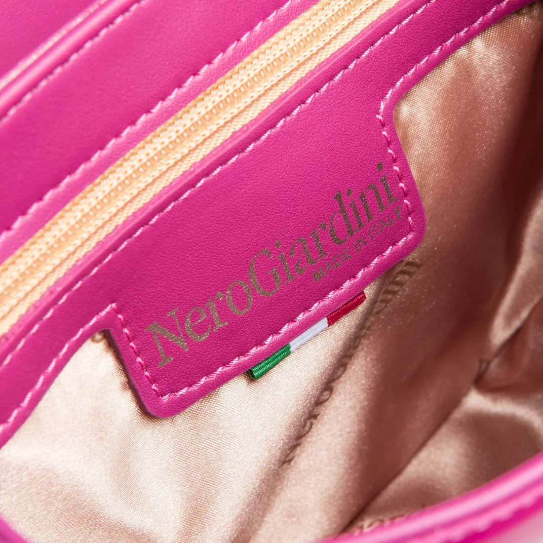 Borsa a tracolla NeroGiardini fuchsia lucido