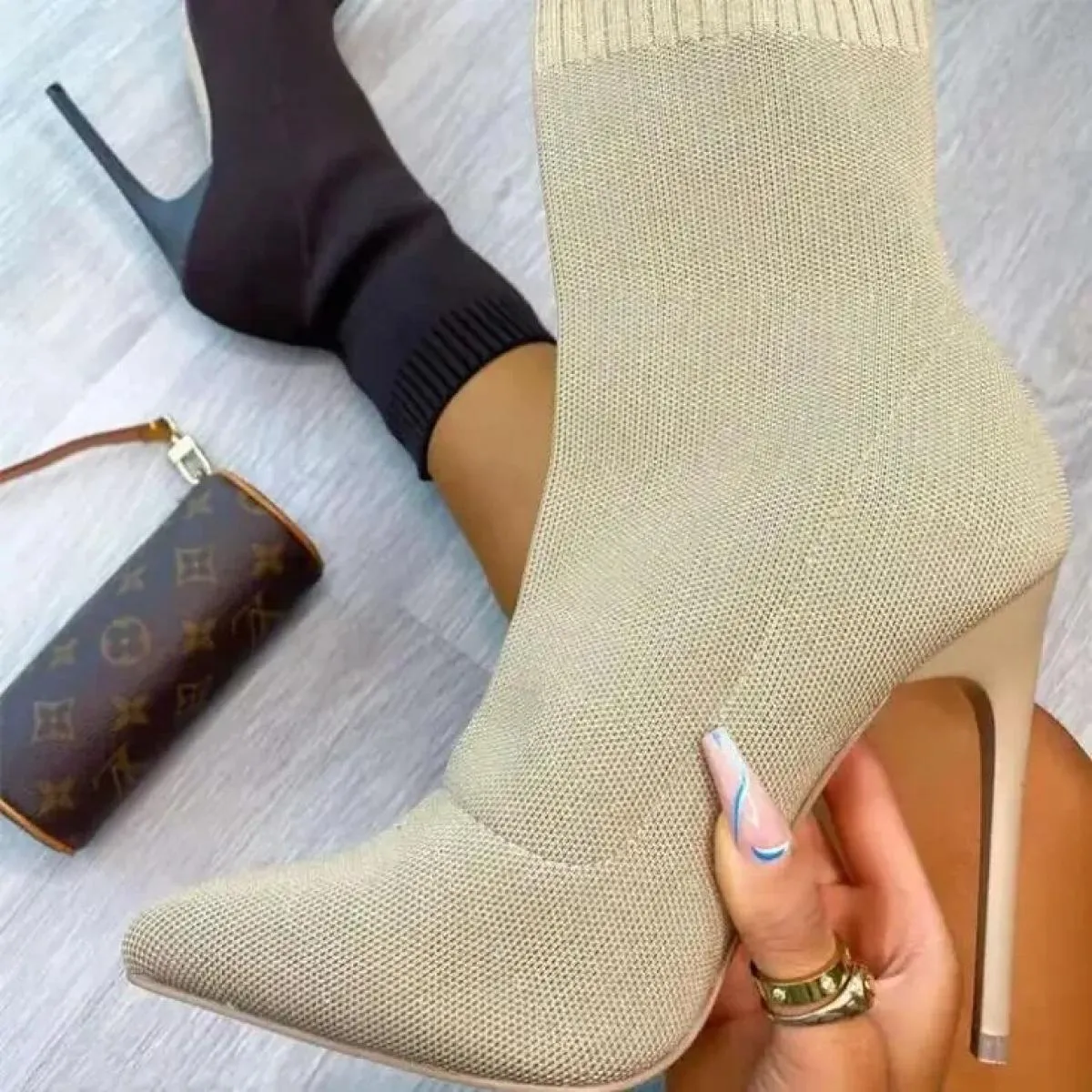 Calzini da donna di lusso Scarpe Stivaletti da donna in tessuto elasticizzato Tacchi alti a punta Slip On Stivaletti Chelsea con