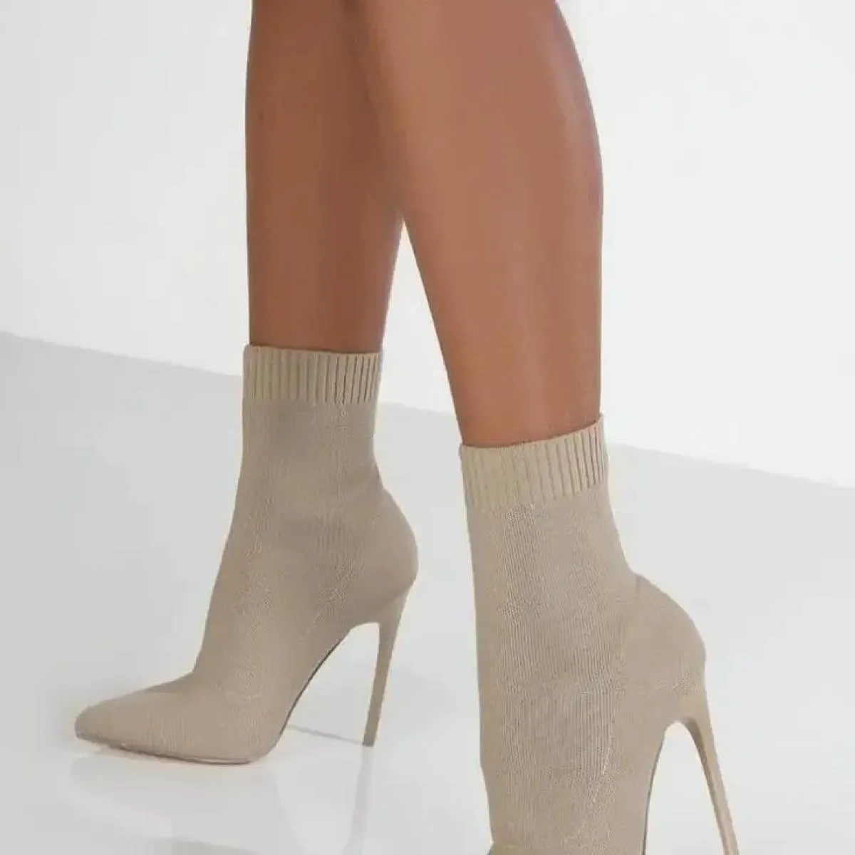 Calzini da donna di lusso Scarpe Stivaletti da donna in tessuto elasticizzato Tacchi alti a punta Slip On Stivaletti Chelsea con
