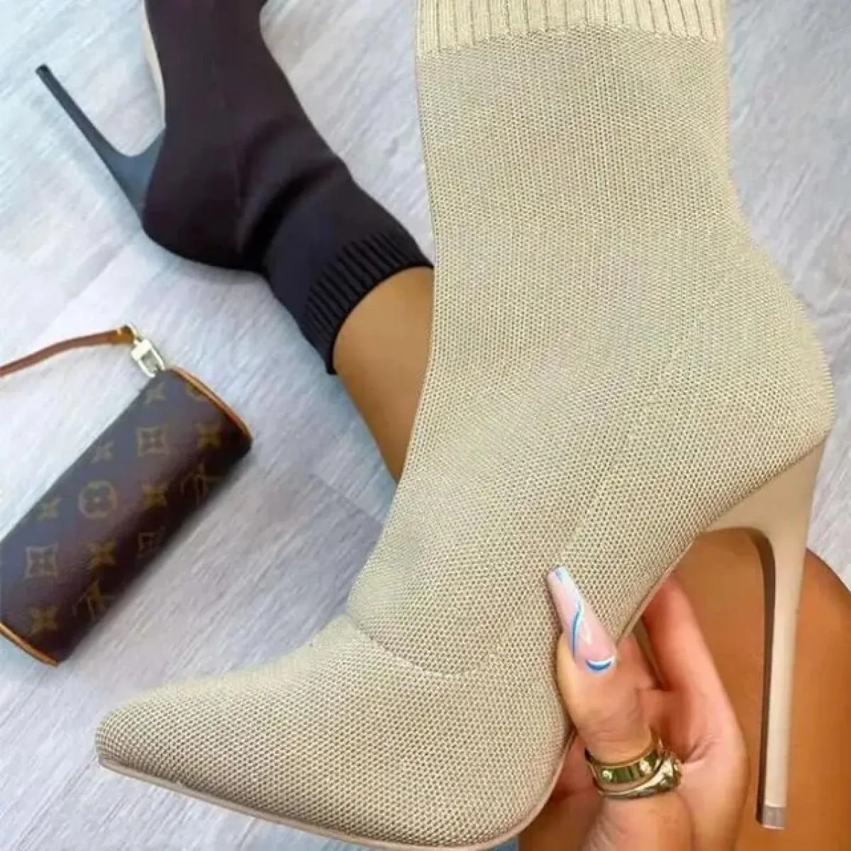 Calzini da donna di lusso Scarpe Stivaletti da donna in tessuto elasticizzato Tacchi alti a punta Slip On Stivaletti Chelsea con