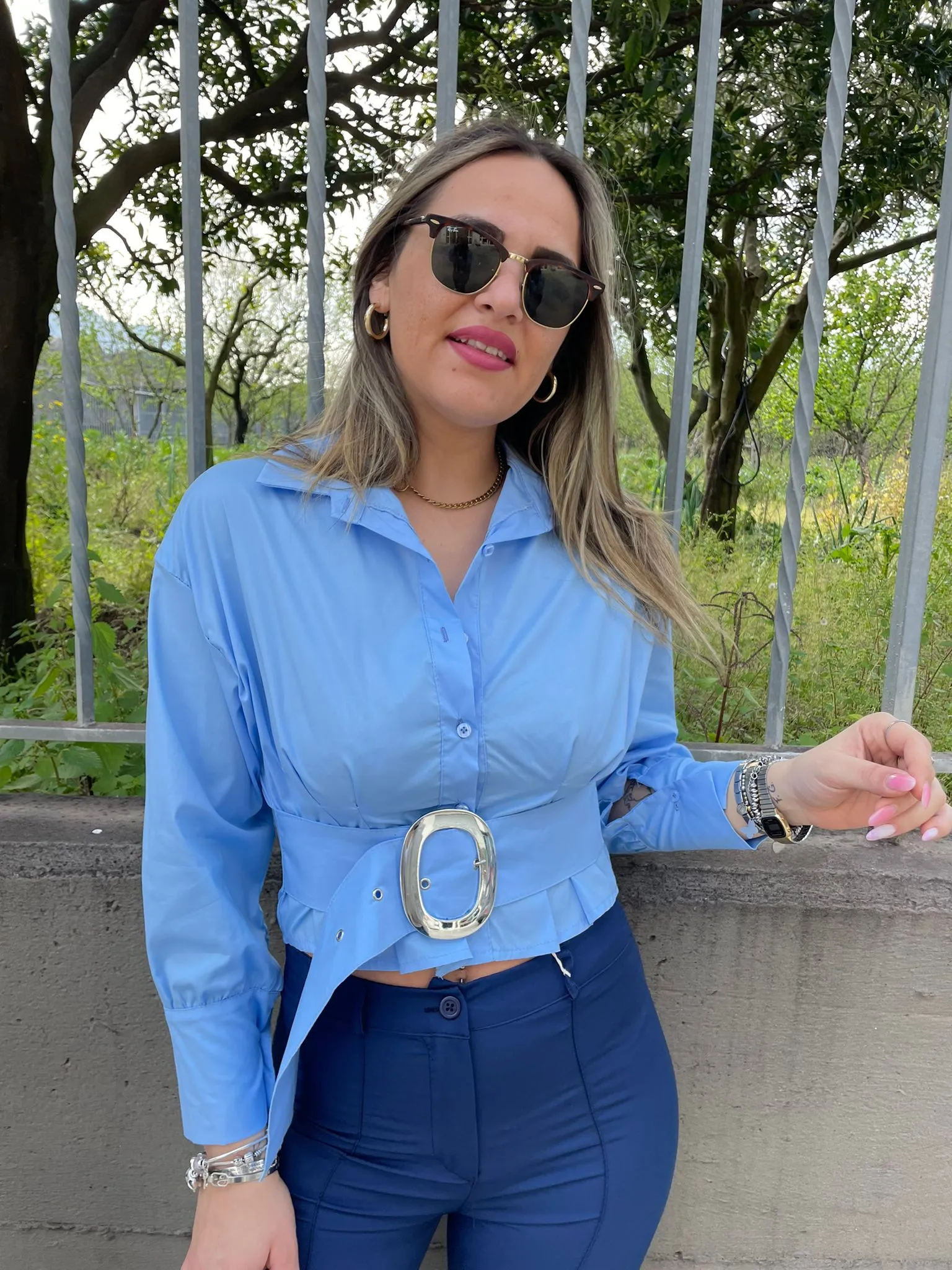 Camicia tinta unita con cinturone in vita