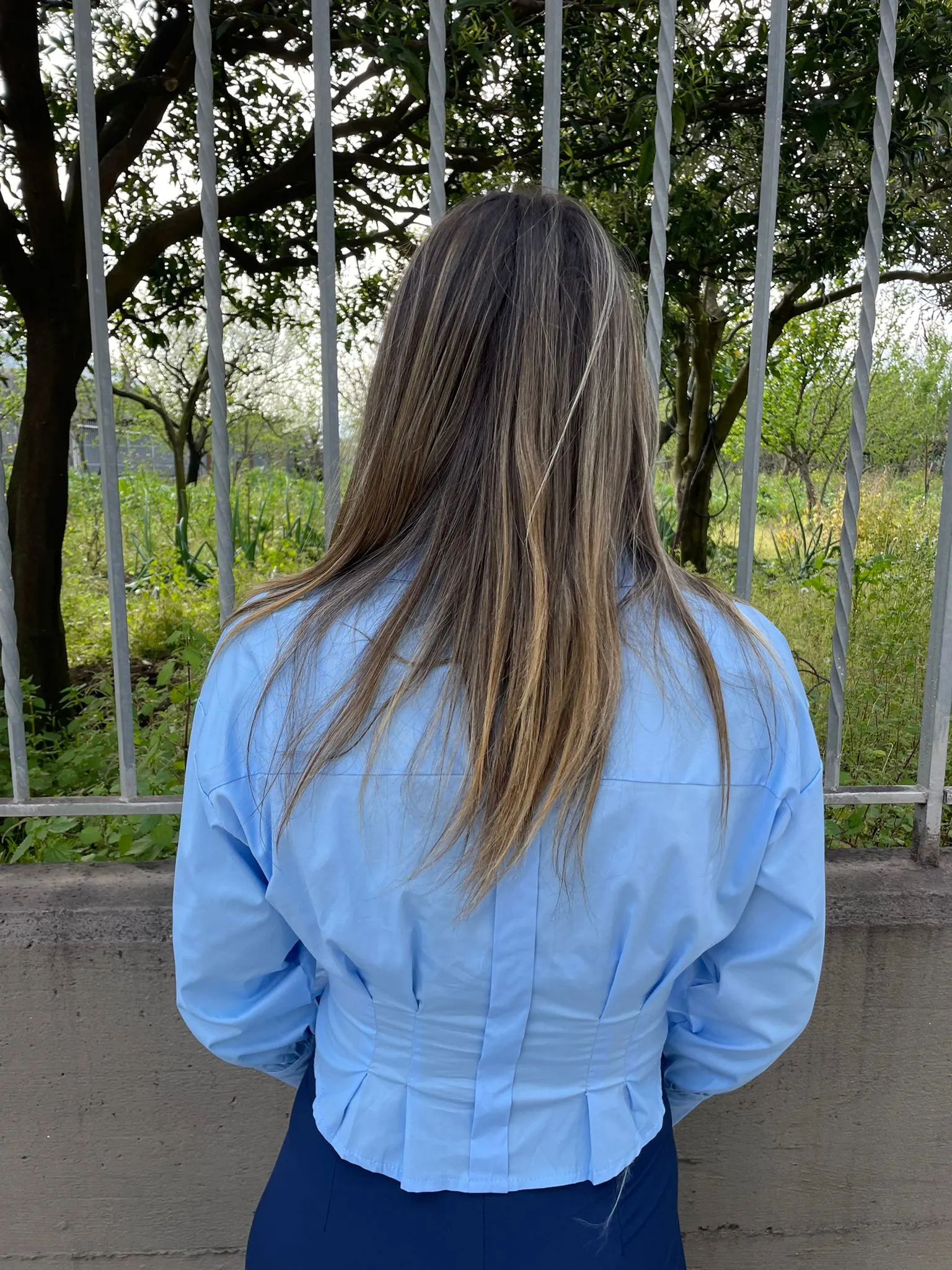 Camicia tinta unita con cinturone in vita