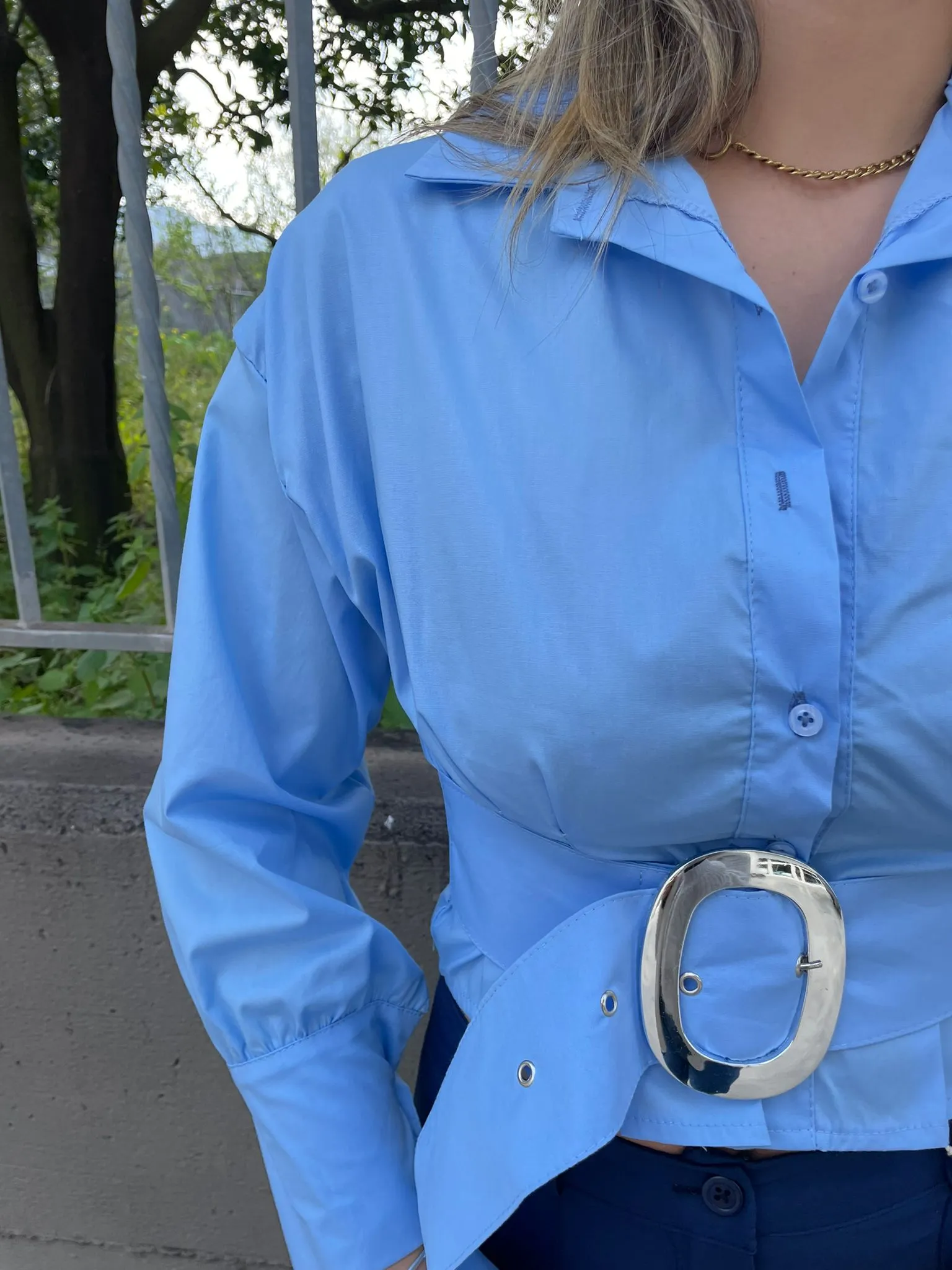 Camicia tinta unita con cinturone in vita