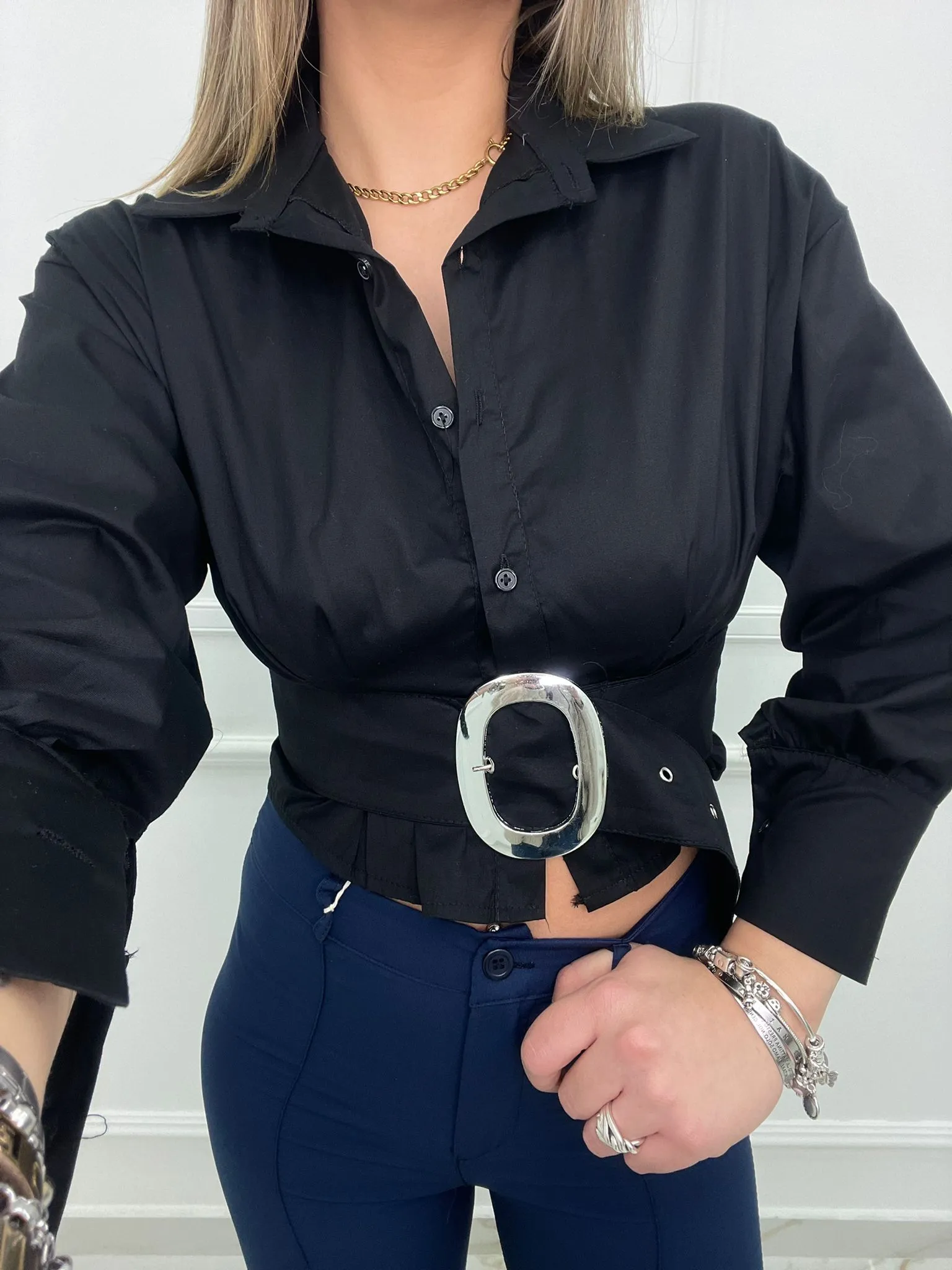 Camicia tinta unita con cinturone in vita