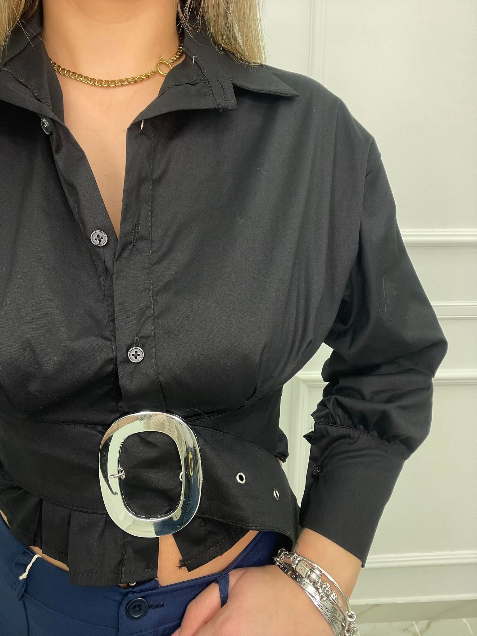 Camicia tinta unita con cinturone in vita