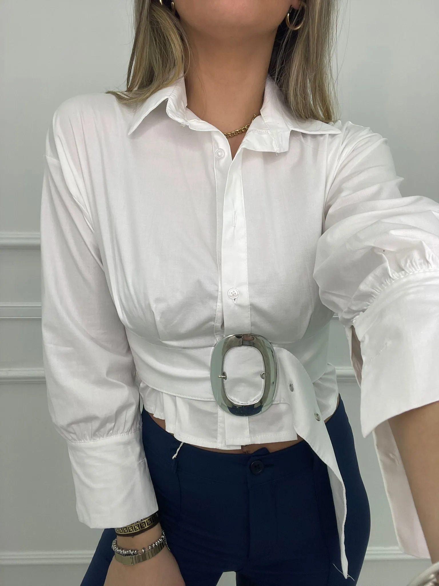 Camicia tinta unita con cinturone in vita