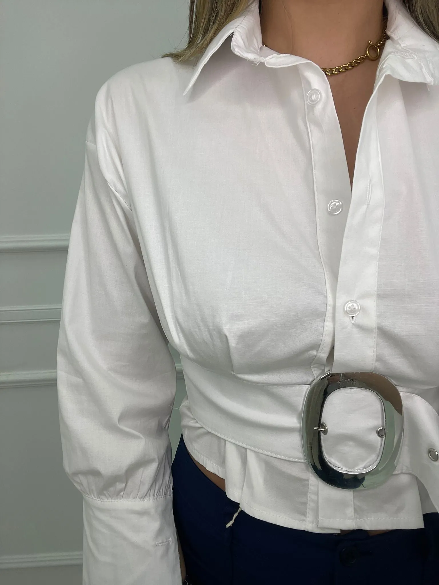 Camicia tinta unita con cinturone in vita
