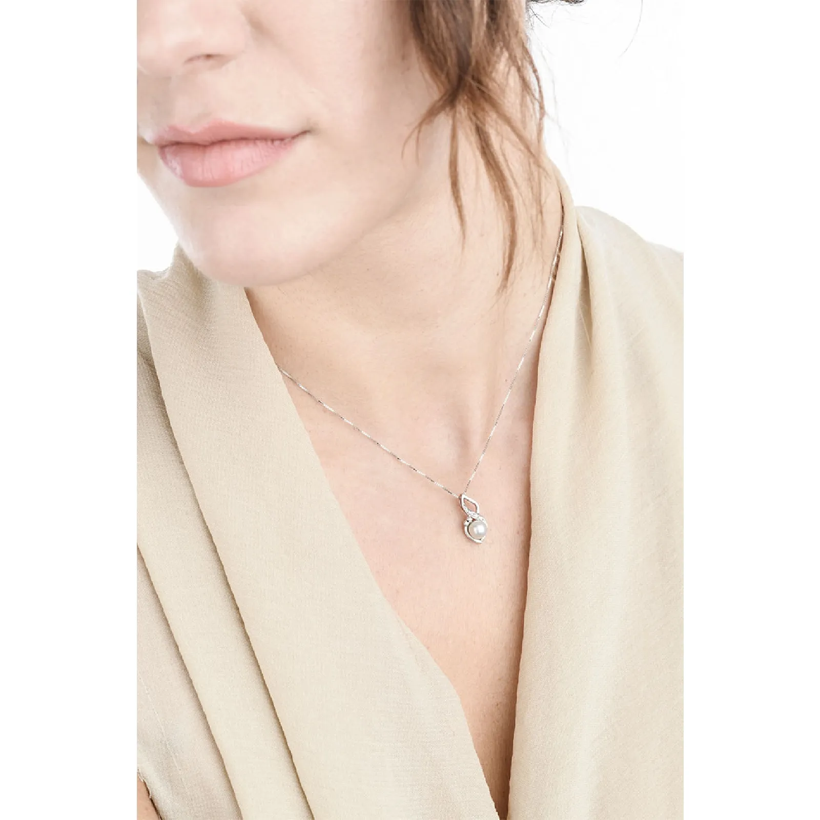 Collana in oro bianco 18k con perla naturale e diamanti