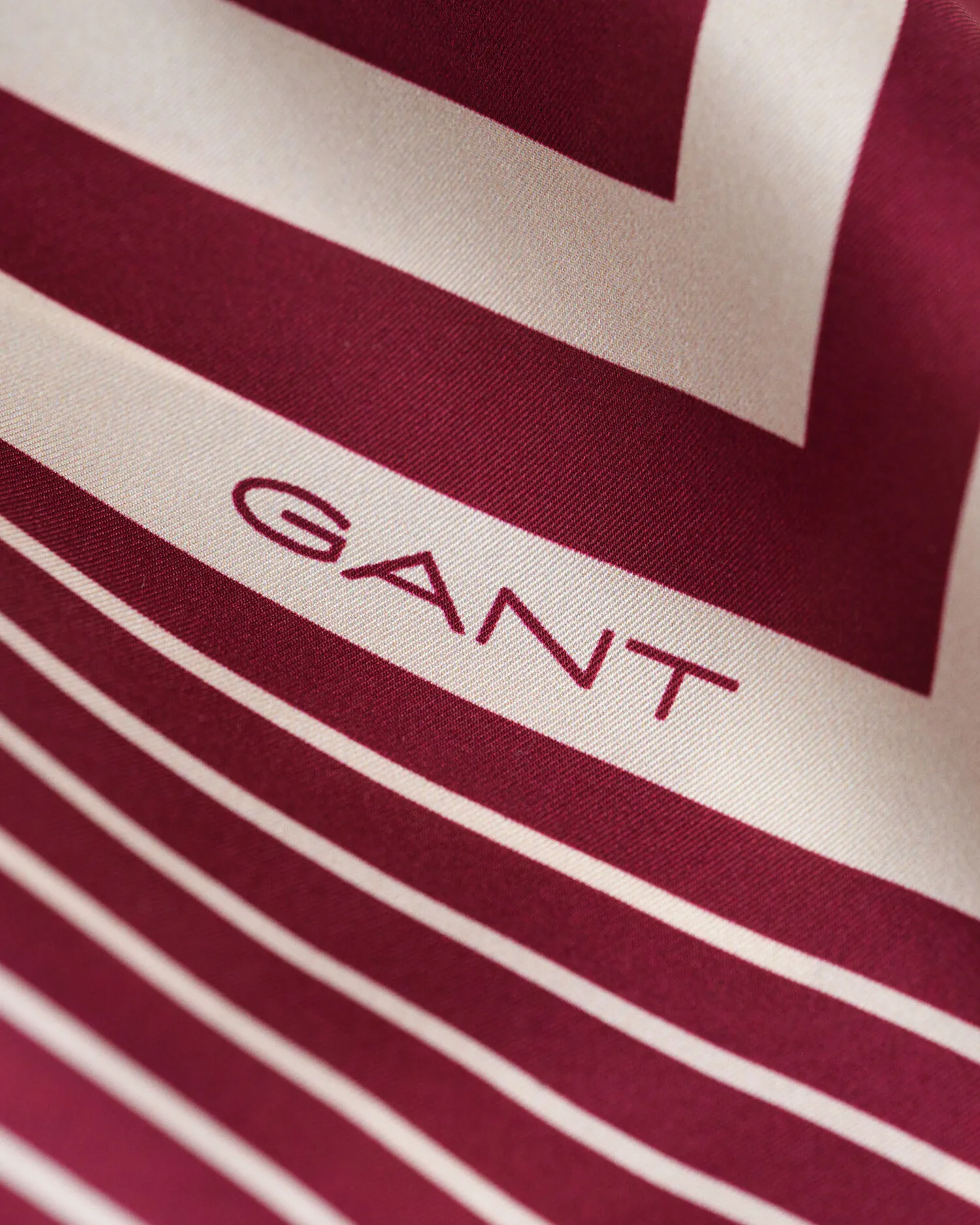 Foulard in seta orlato con monogramma    