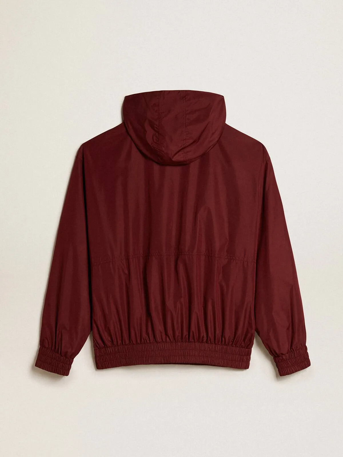 Giacca a vento di colore bordeaux con cappuccio