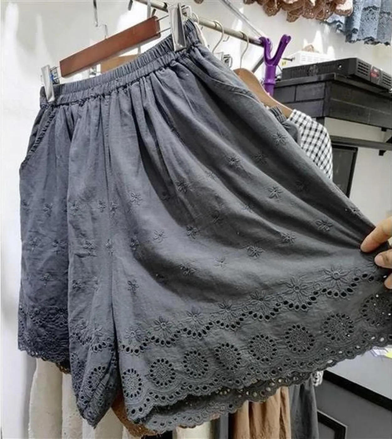 Le nuove donne estive scavano i pantaloni al ginocchio in lino di cotone Pantaloni larghi a gamba larga con ricamo floreale in v
