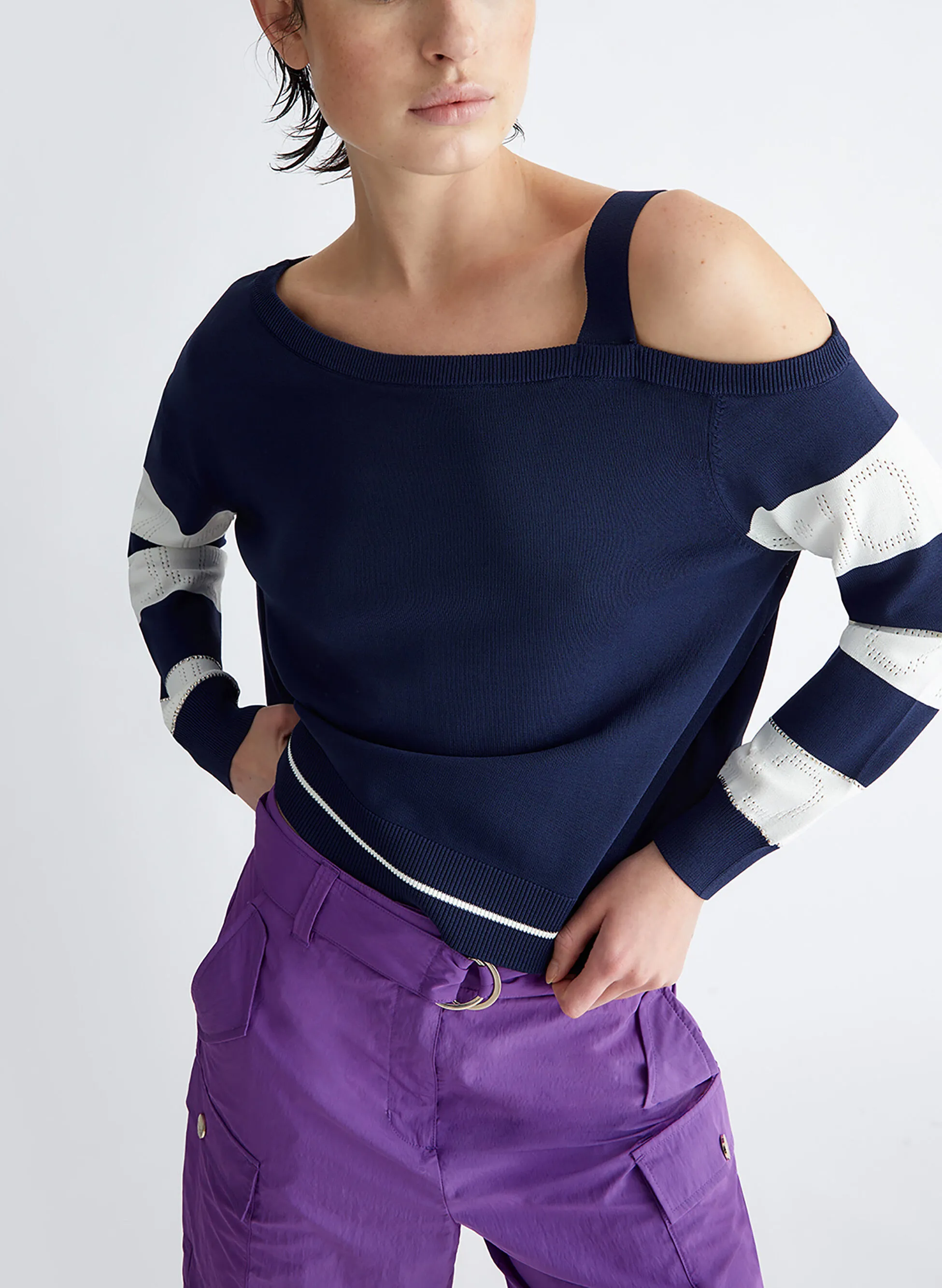 maglione con righe e logo