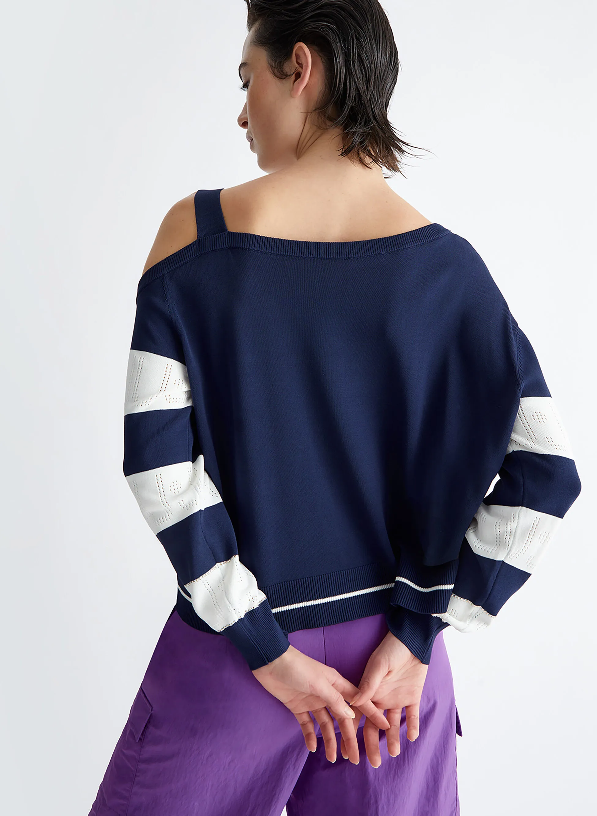 maglione con righe e logo