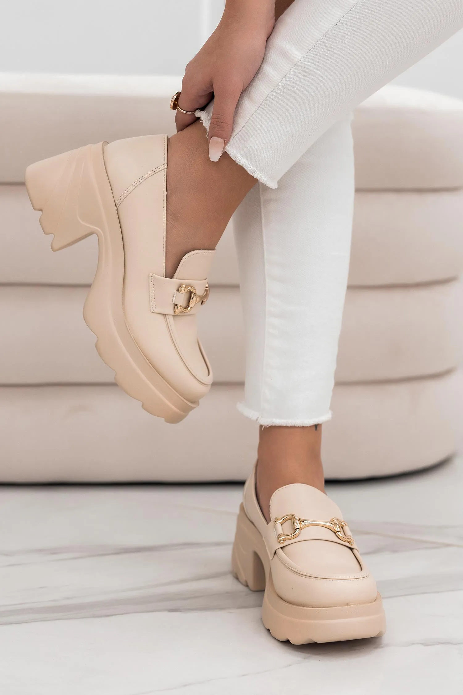 Mocassini beige con suola alta e placca oro