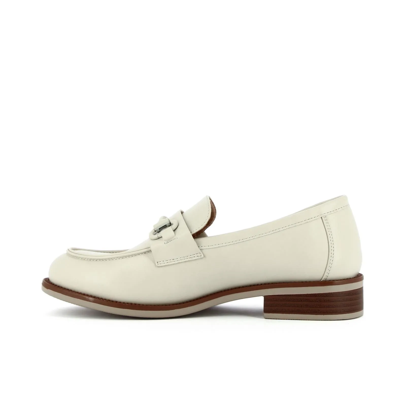 Mocassini eleganti beige con tacco basso e morsetto