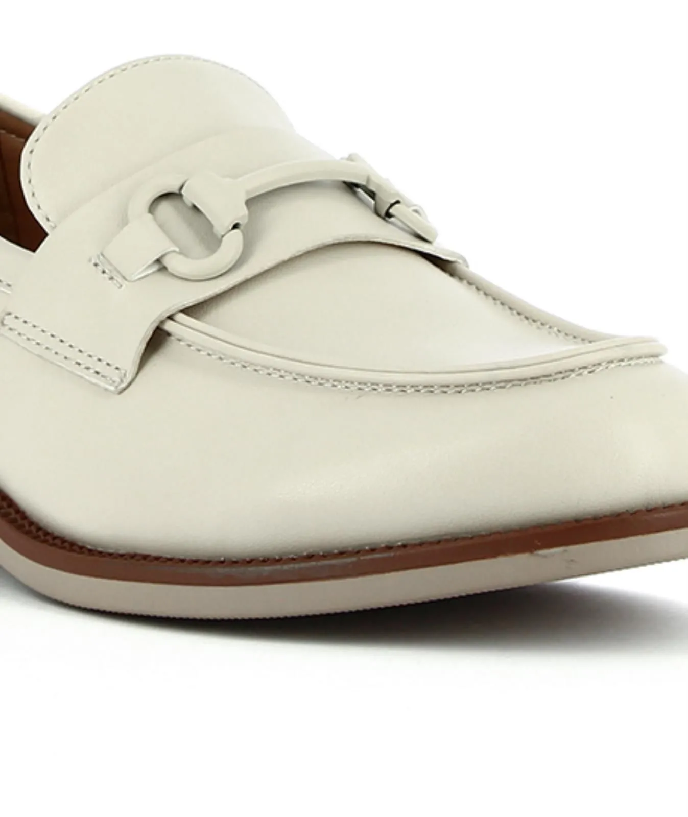 Mocassini eleganti beige con tacco basso e morsetto