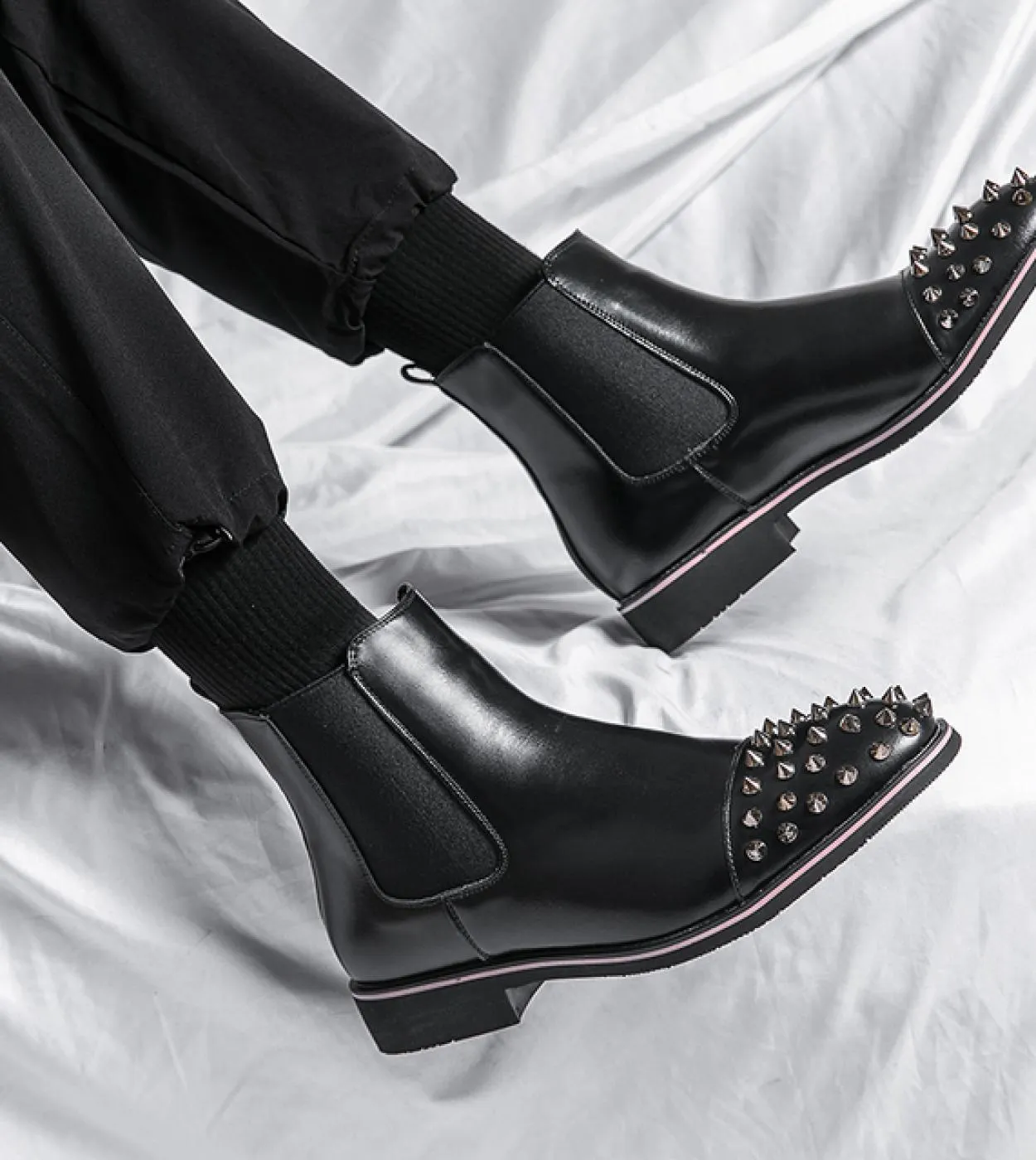 Nuovi stivaletti Chelsea da uomo con suola rossa rivetti punta quadrata Flock Slip On stivaletti da uomo daffari spedizione gra