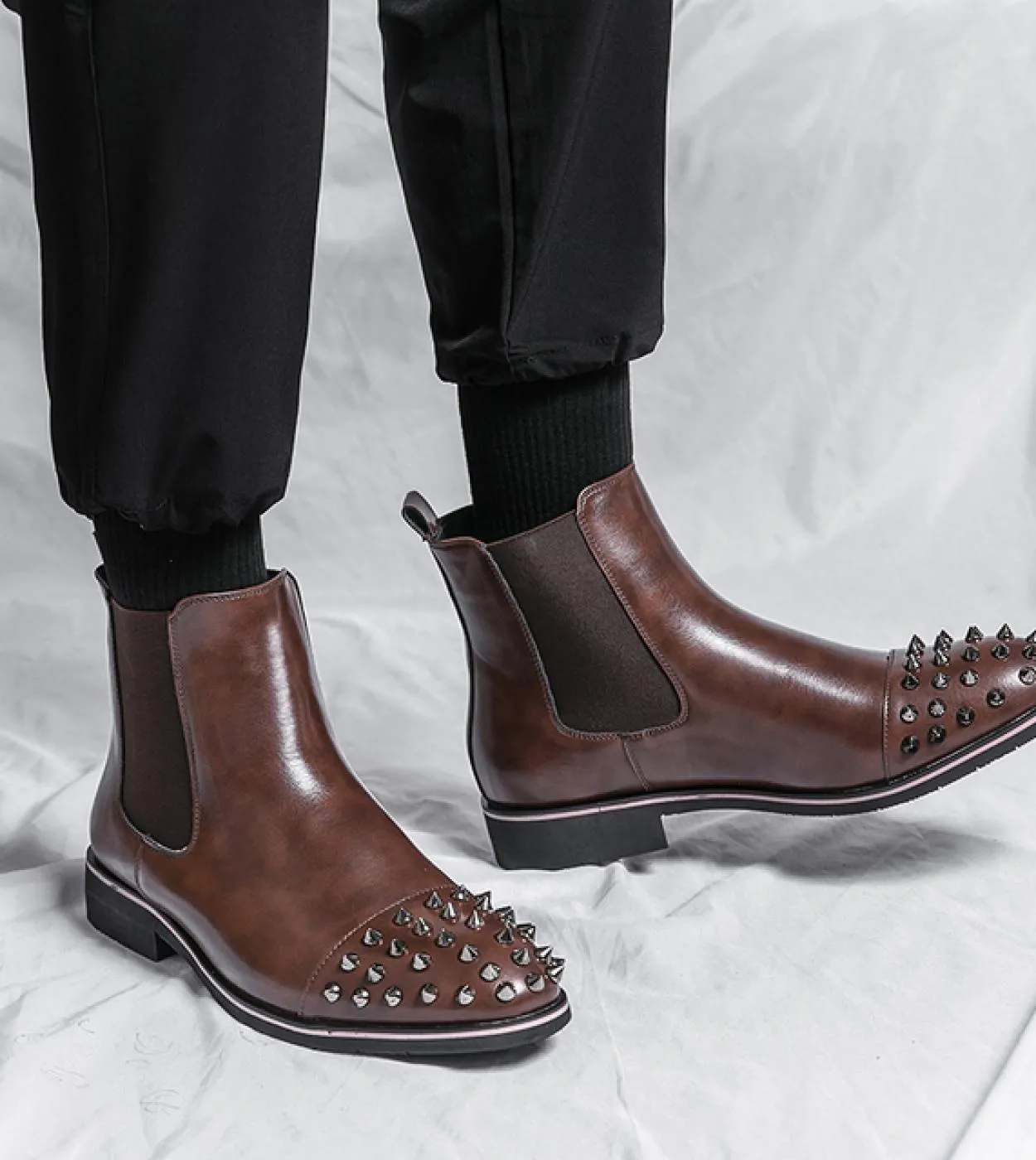 Nuovi stivaletti Chelsea da uomo con suola rossa rivetti punta quadrata Flock Slip On stivaletti da uomo daffari spedizione gra