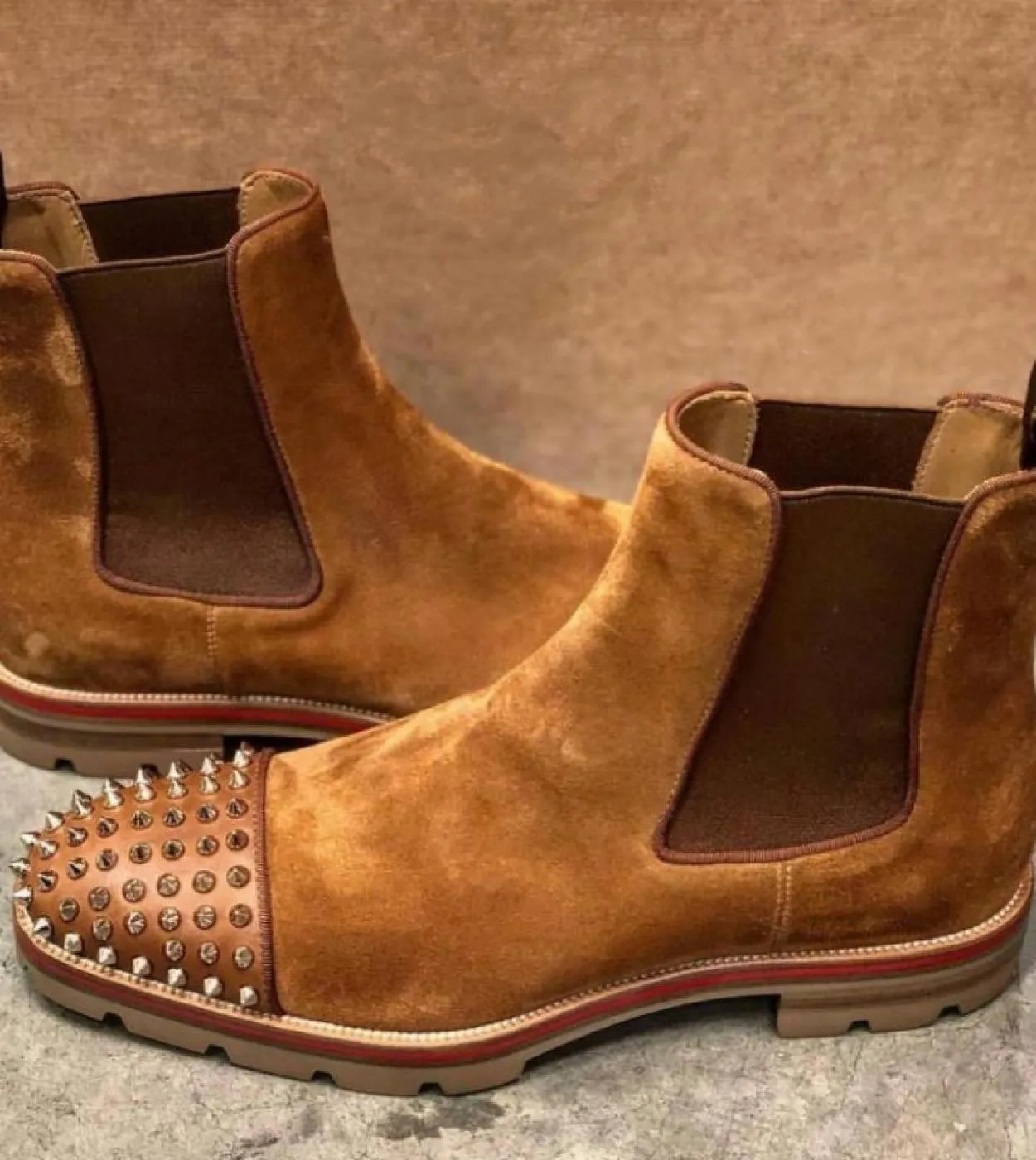 Nuovi stivaletti Chelsea da uomo con suola rossa rivetti punta quadrata Flock Slip On stivaletti da uomo daffari spedizione gra