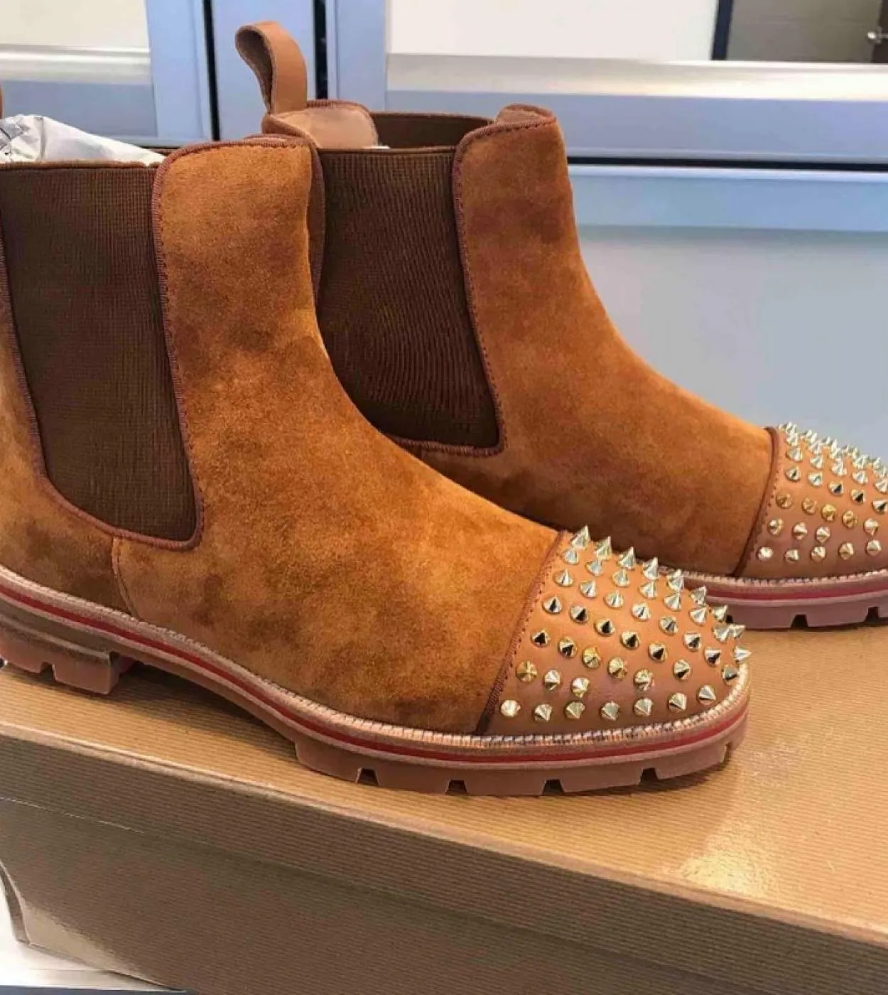 Nuovi stivaletti Chelsea da uomo con suola rossa rivetti punta quadrata Flock Slip On stivaletti da uomo daffari spedizione gra