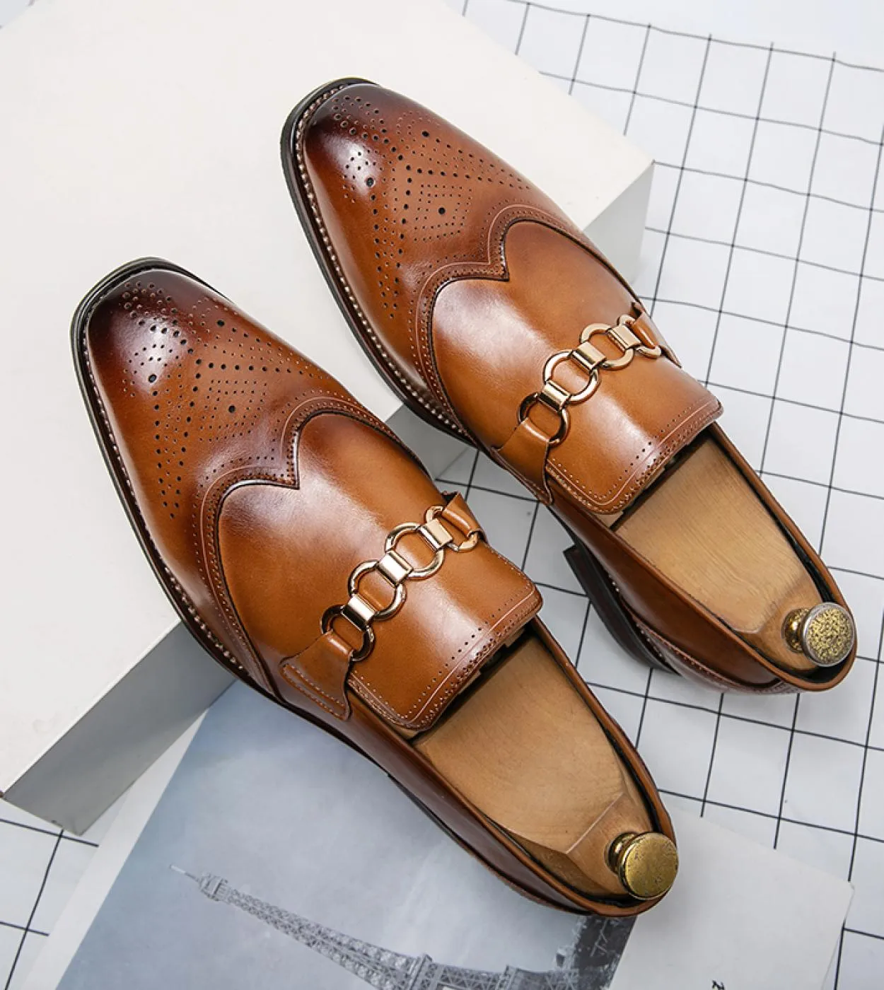 Nuovi uomini di arrivo Scarpe oxford Scarpe da cerimonia stile vintage Scarpe brogue maschili in pelle verniciata Abito da lavor
