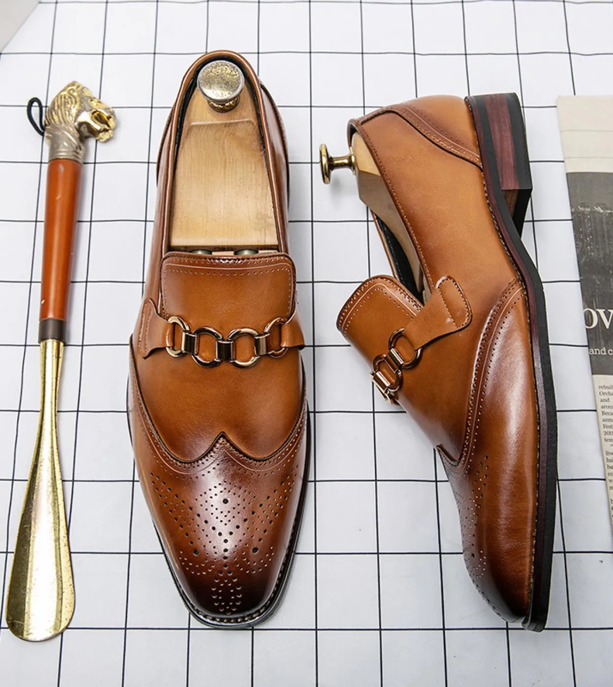 Nuovi uomini di arrivo Scarpe oxford Scarpe da cerimonia stile vintage Scarpe brogue maschili in pelle verniciata Abito da lavor