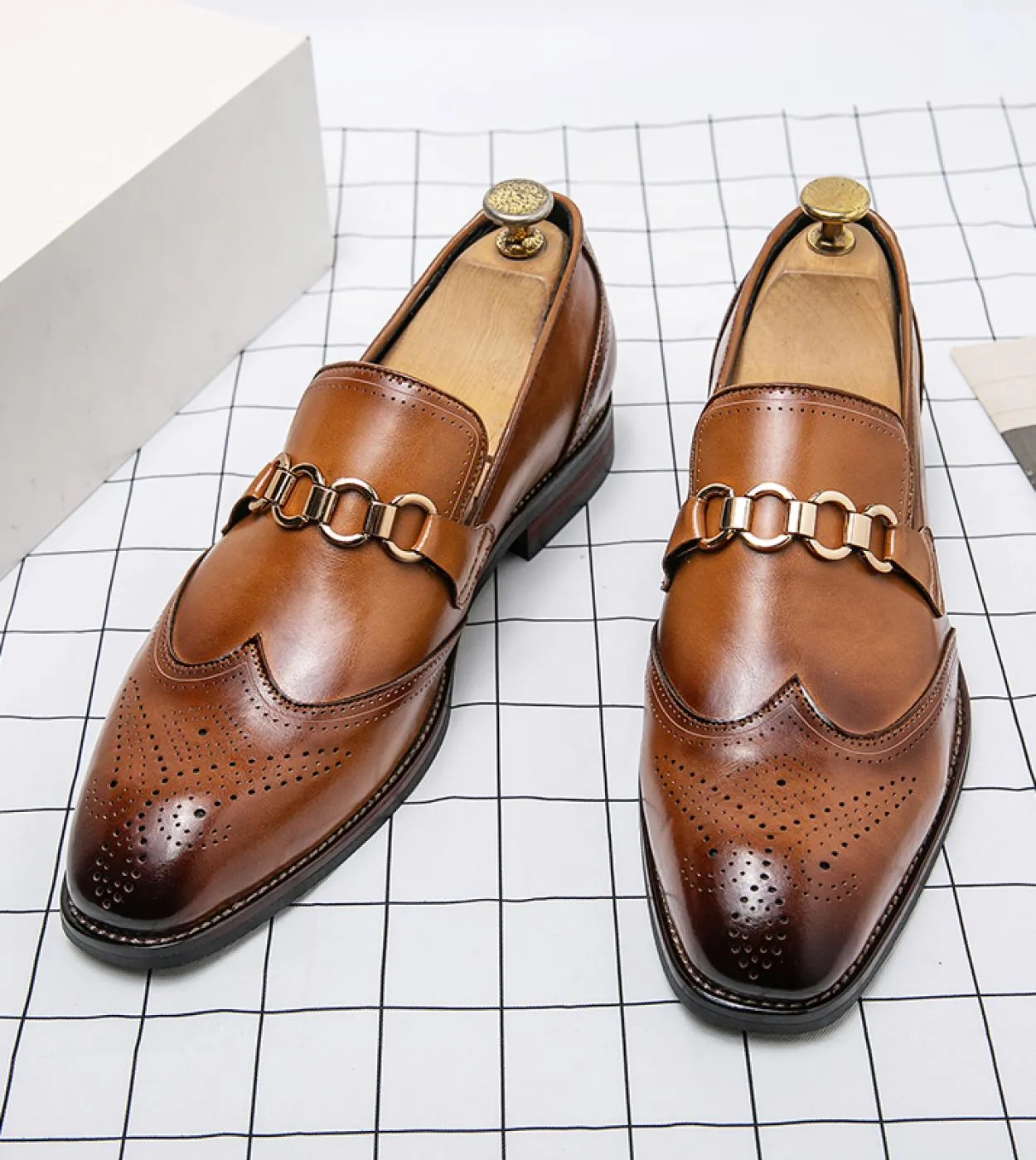 Nuovi uomini di arrivo Scarpe oxford Scarpe da cerimonia stile vintage Scarpe brogue maschili in pelle verniciata Abito da lavor