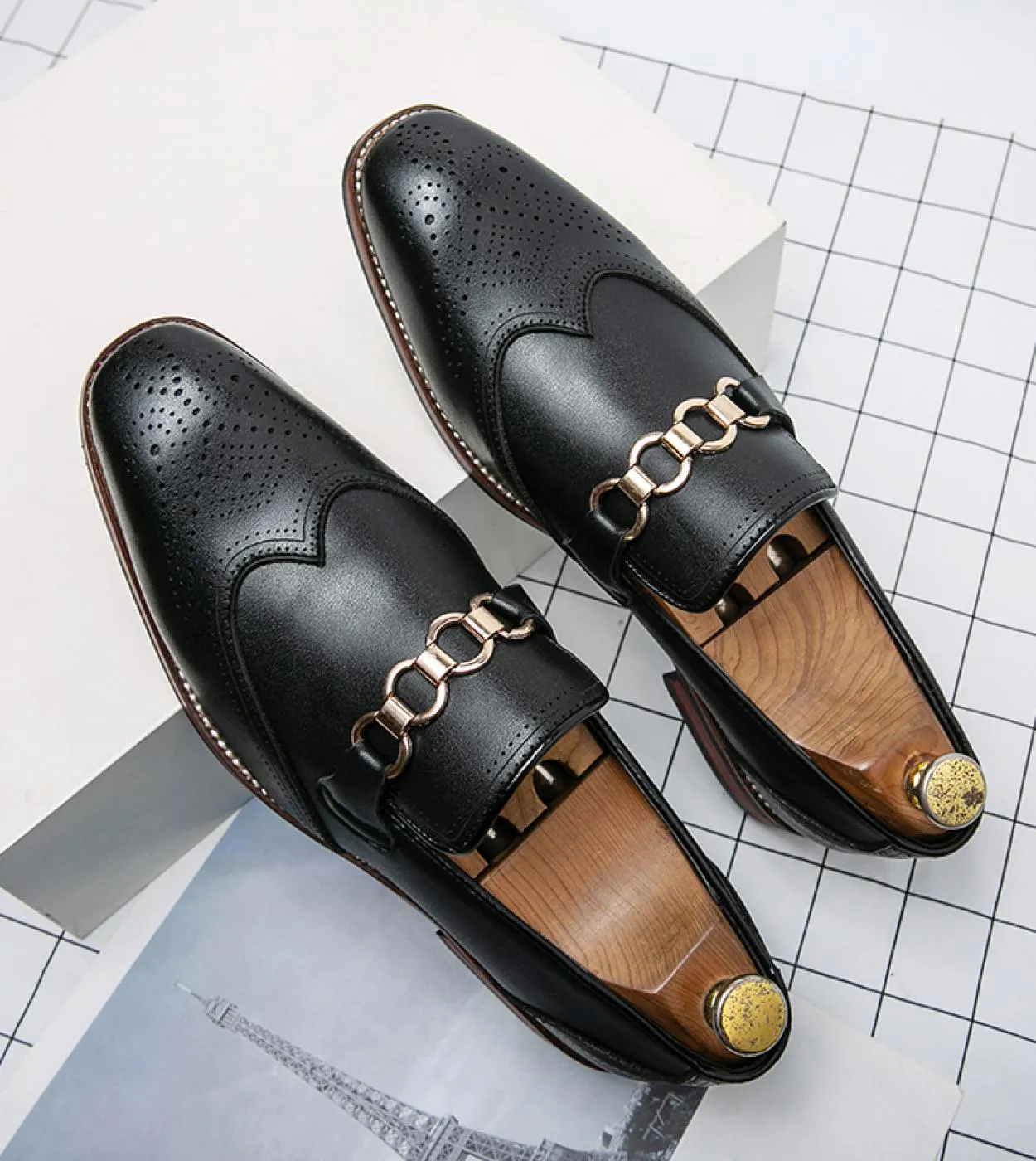 Nuovi uomini di arrivo Scarpe oxford Scarpe da cerimonia stile vintage Scarpe brogue maschili in pelle verniciata Abito da lavor