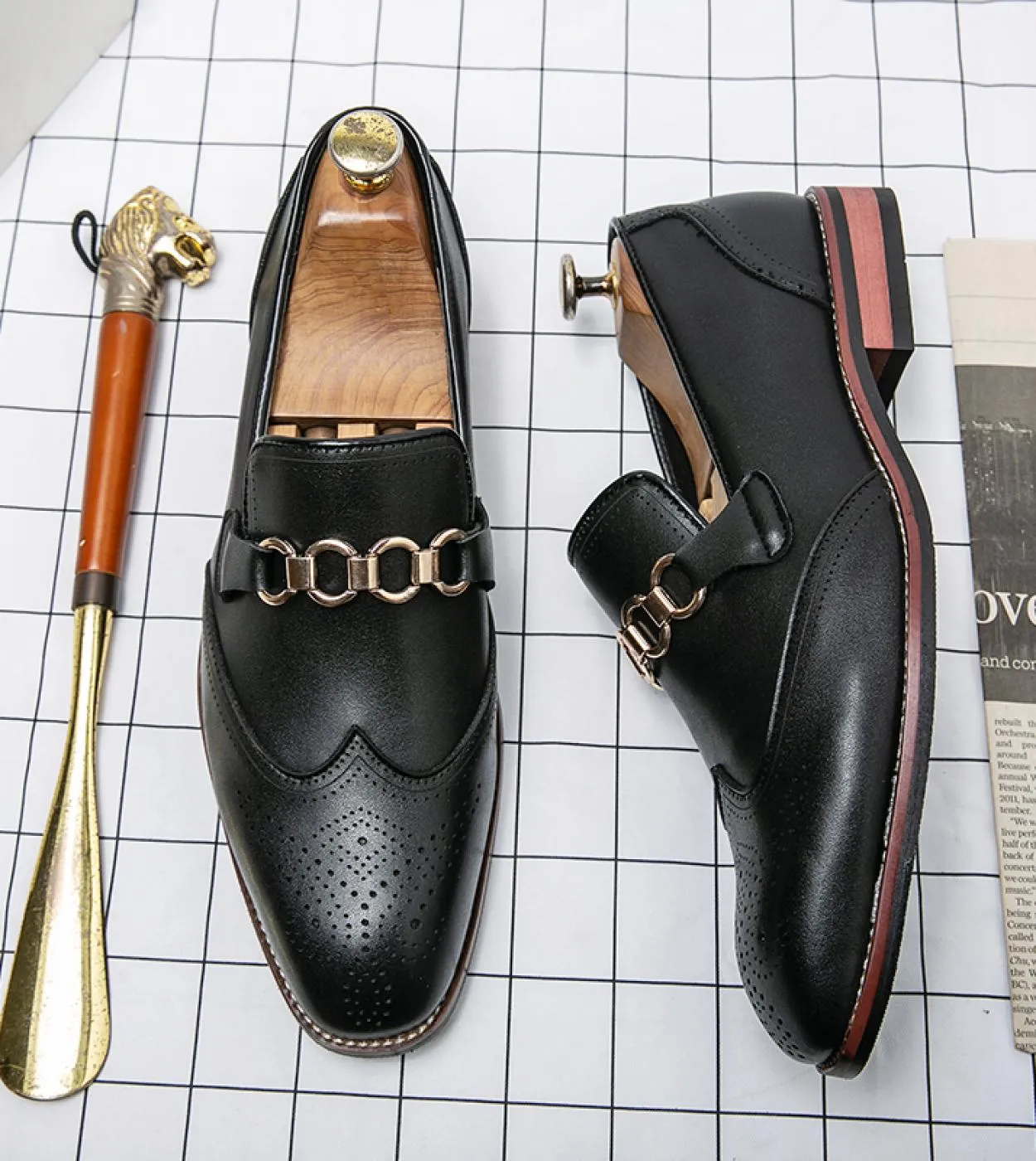 Nuovi uomini di arrivo Scarpe oxford Scarpe da cerimonia stile vintage Scarpe brogue maschili in pelle verniciata Abito da lavor
