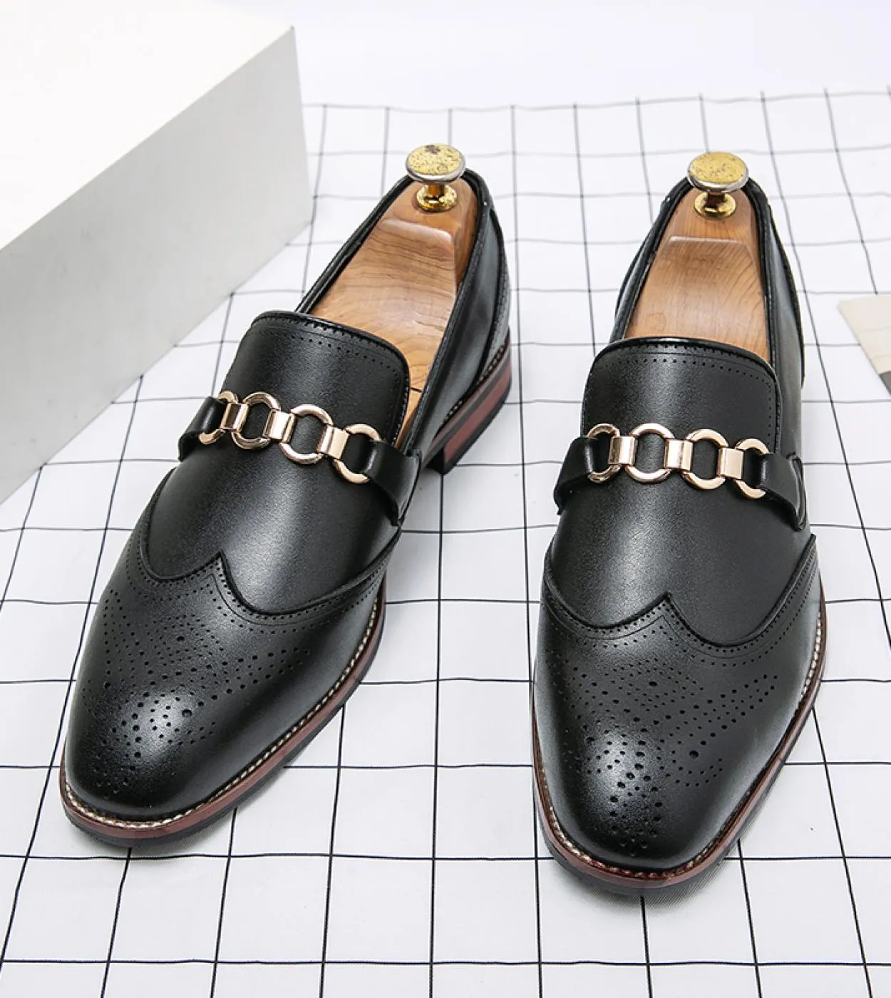 Nuovi uomini di arrivo Scarpe oxford Scarpe da cerimonia stile vintage Scarpe brogue maschili in pelle verniciata Abito da lavor