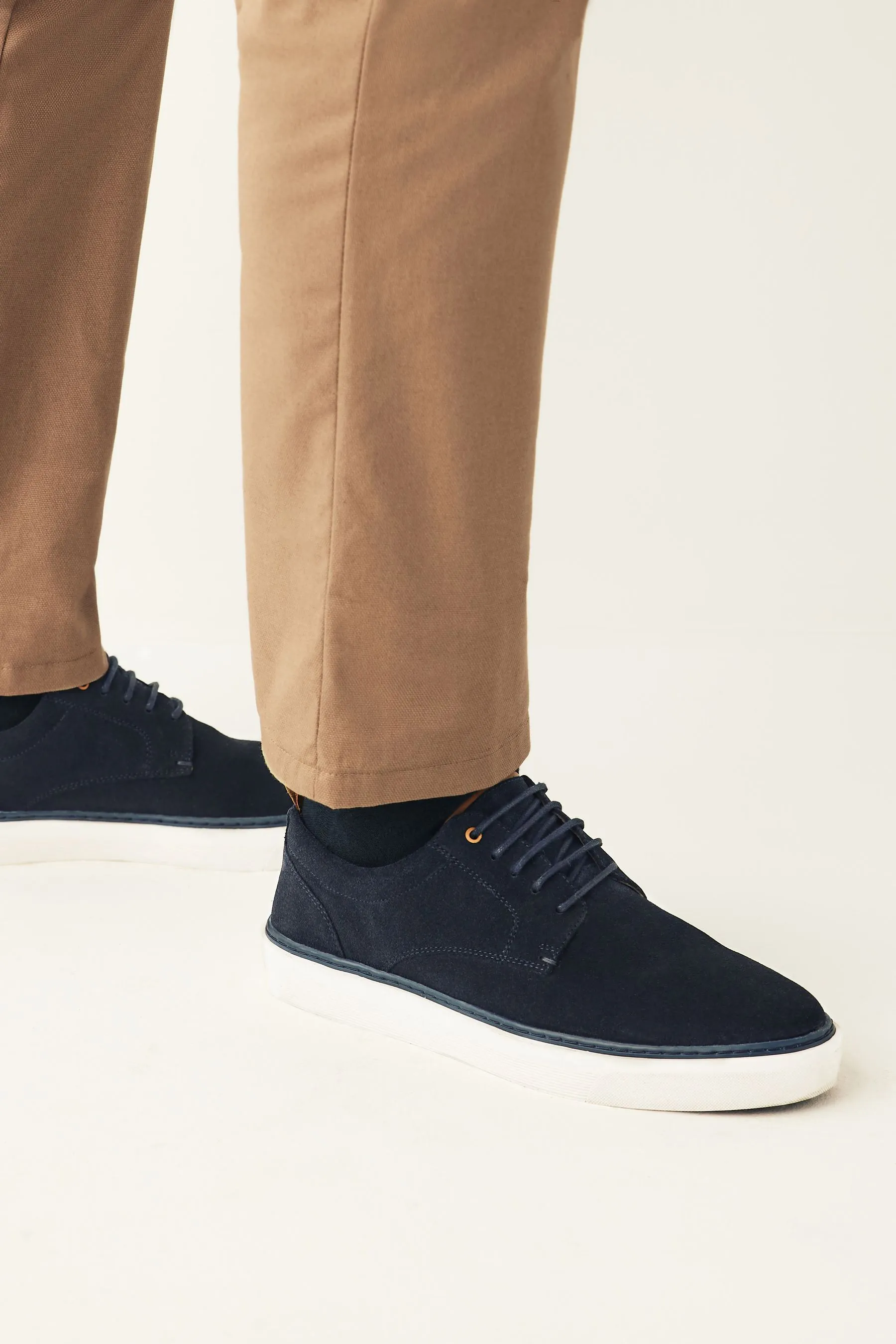 Scarpe derby scamosciata con suola sagomata    
