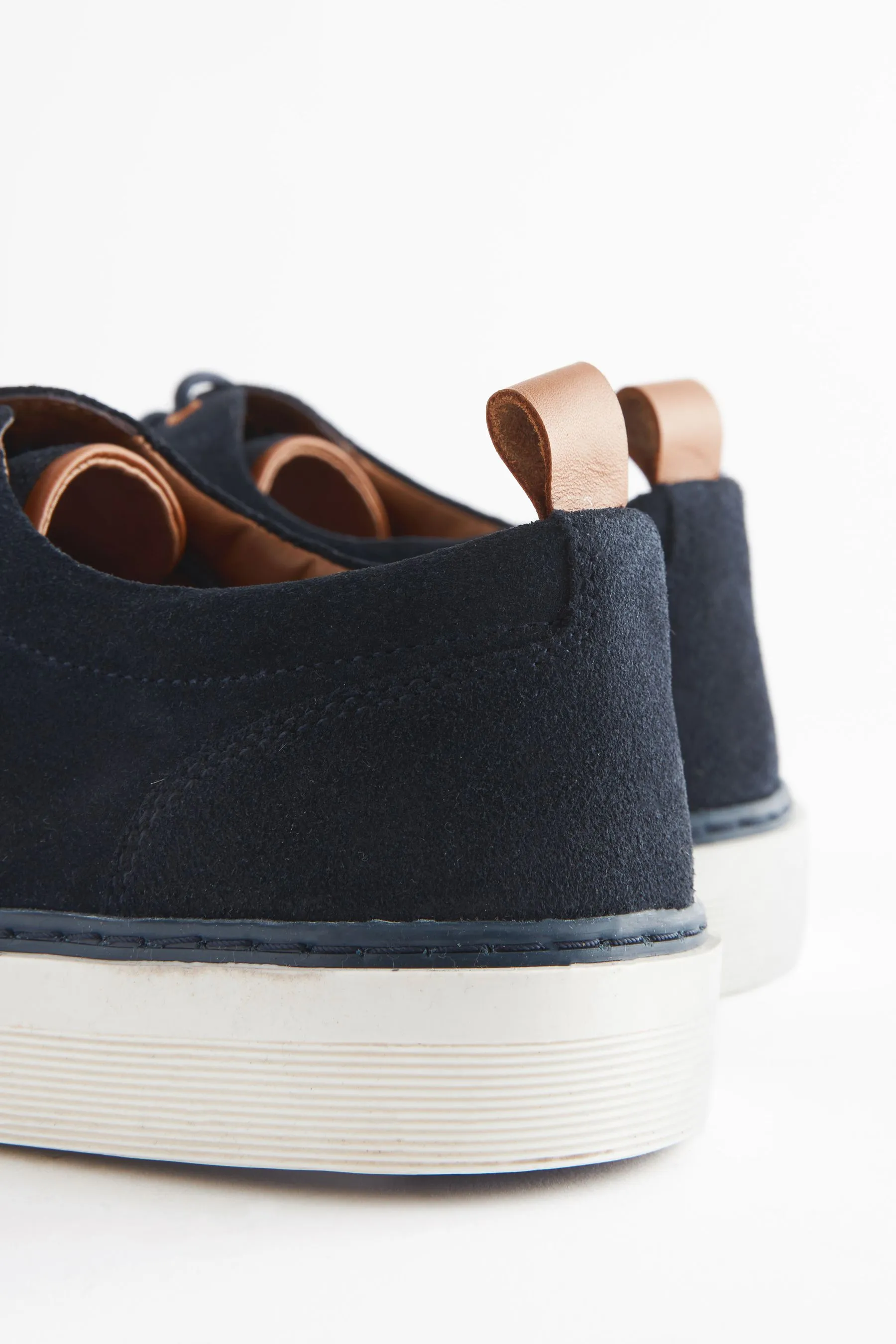 Scarpe derby scamosciata con suola sagomata    