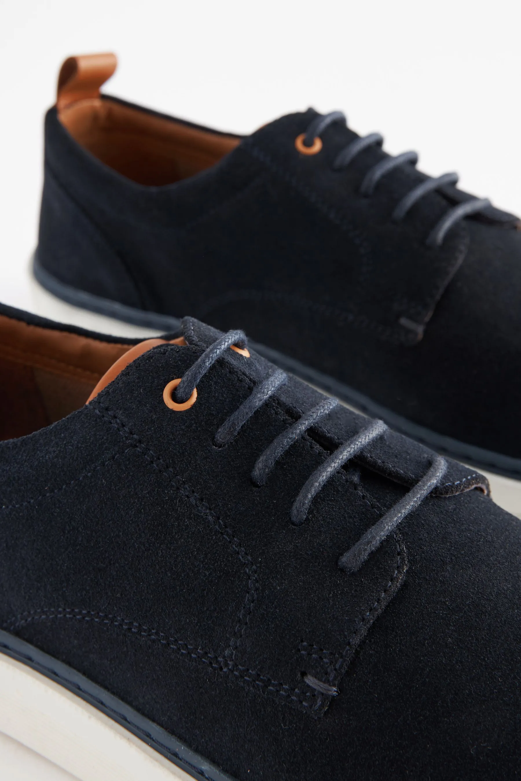 Scarpe derby scamosciata con suola sagomata    