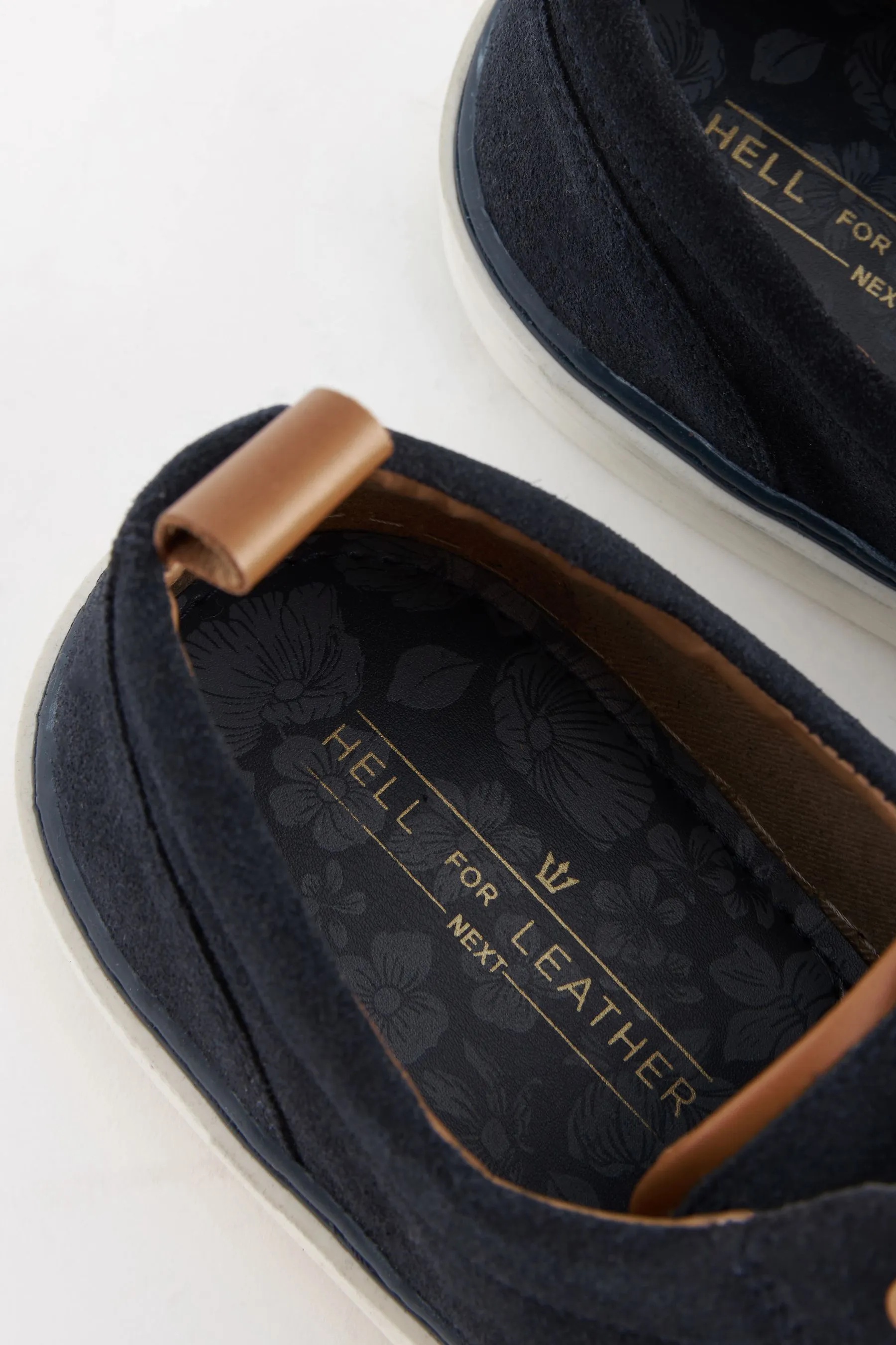 Scarpe derby scamosciata con suola sagomata    