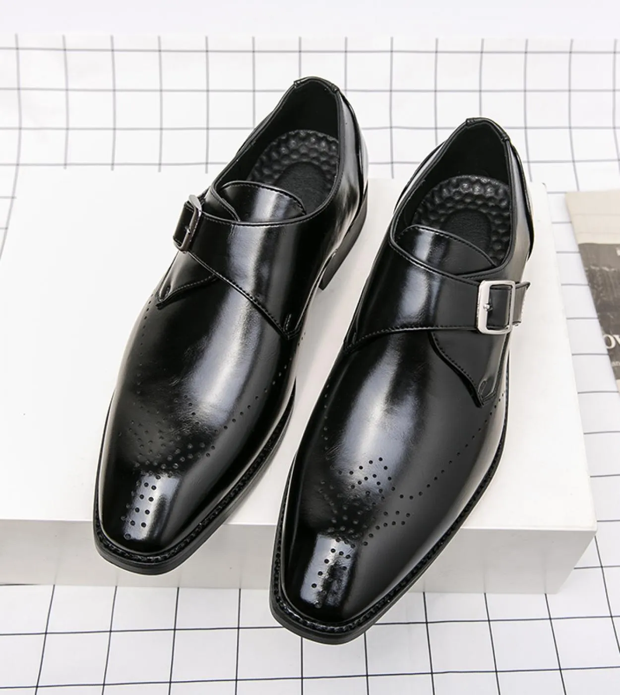Scarpe eleganti in pelle Scarpe da uomo daffari Oxford Moda intagliata Inghilterra Fibbia formale Mengke Scarpe da ufficio a pu