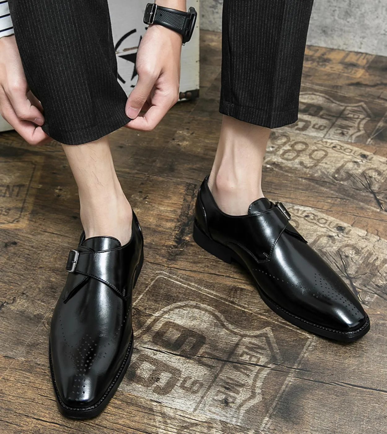 Scarpe eleganti in pelle Scarpe da uomo daffari Oxford Moda intagliata Inghilterra Fibbia formale Mengke Scarpe da ufficio a pu