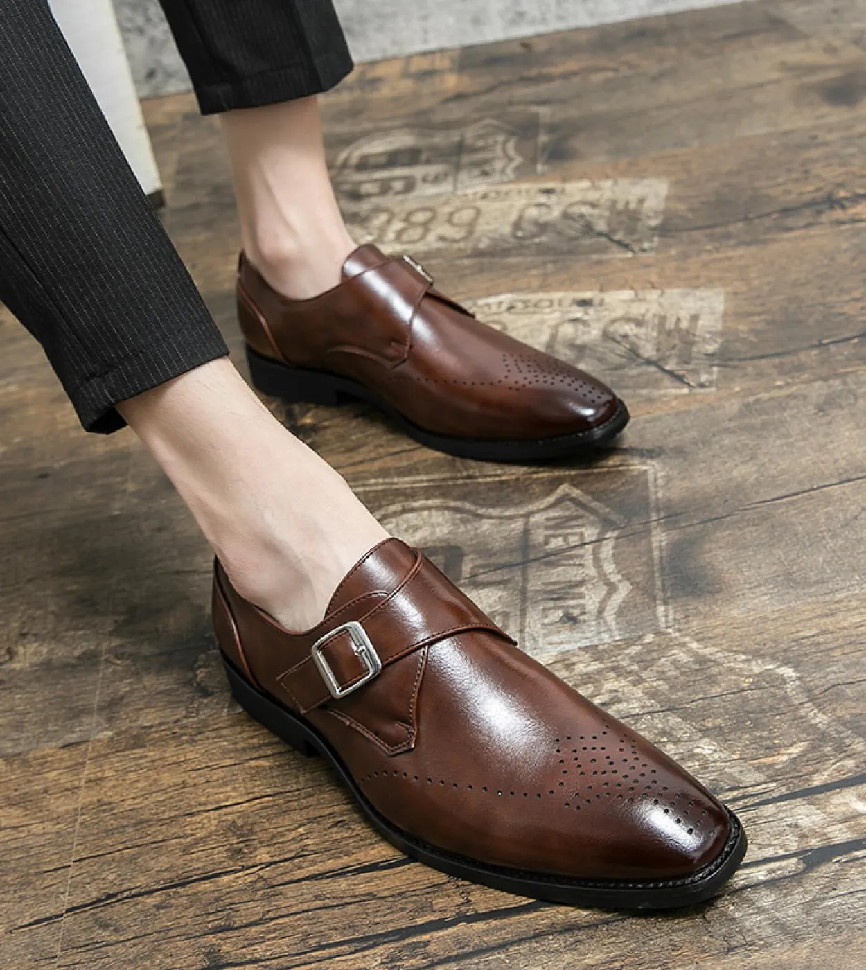 Scarpe eleganti in pelle Scarpe da uomo daffari Oxford Moda intagliata Inghilterra Fibbia formale Mengke Scarpe da ufficio a pu