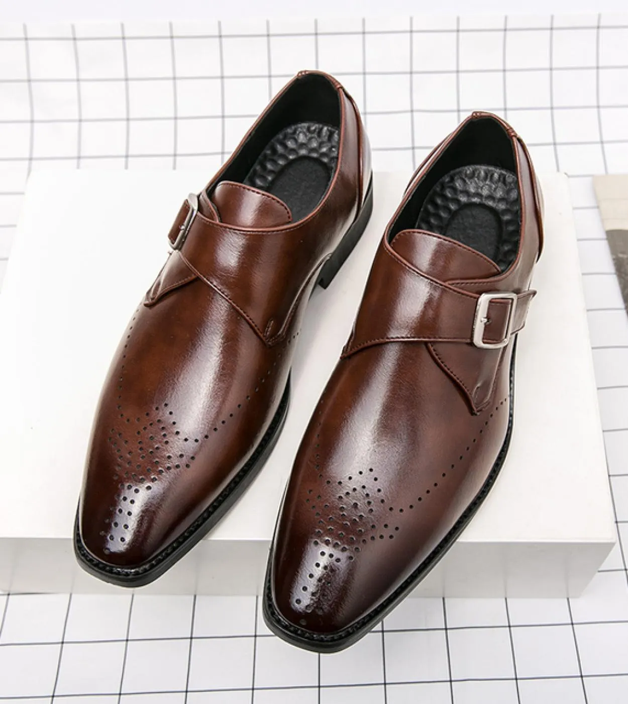 Scarpe eleganti in pelle Scarpe da uomo daffari Oxford Moda intagliata Inghilterra Fibbia formale Mengke Scarpe da ufficio a pu