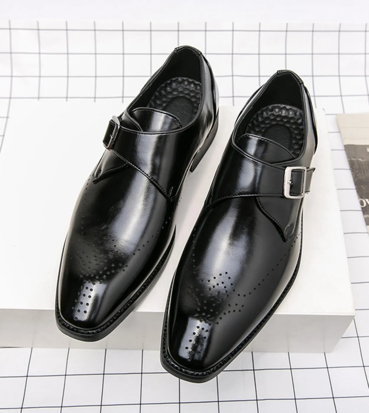 Scarpe eleganti in pelle Scarpe da uomo daffari Oxford Moda intagliata Inghilterra Fibbia formale Mengke Scarpe da ufficio a pu