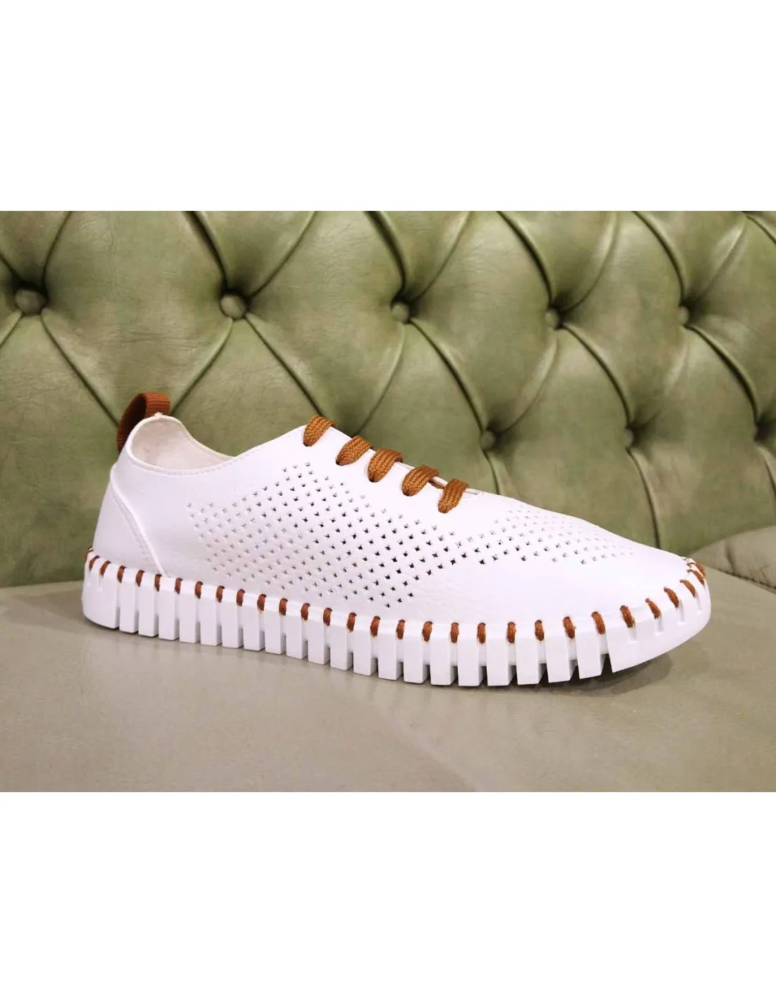 Scarpe estive traforate da donna