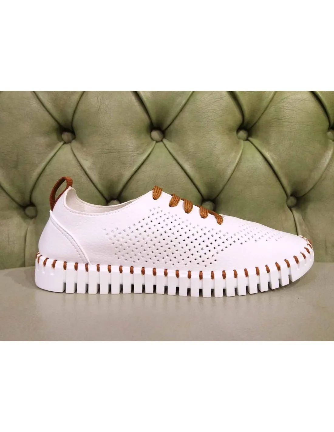 Scarpe estive traforate da donna
